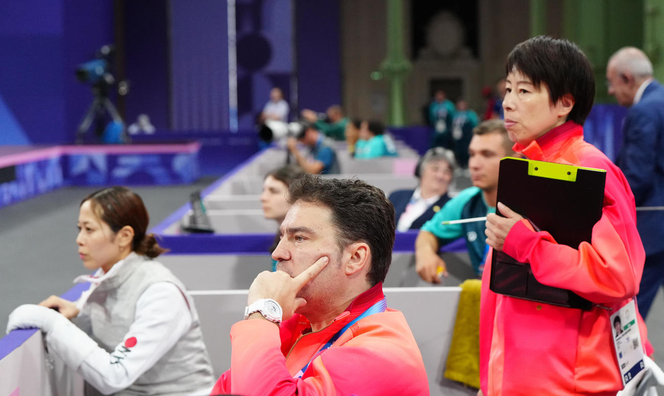 フェンシング女子フルーレ団体準決勝で戦況を見つめるボアダン・コーチ（中央）。右は菅原コーチ、左は菊池（2024年8月1日撮影）