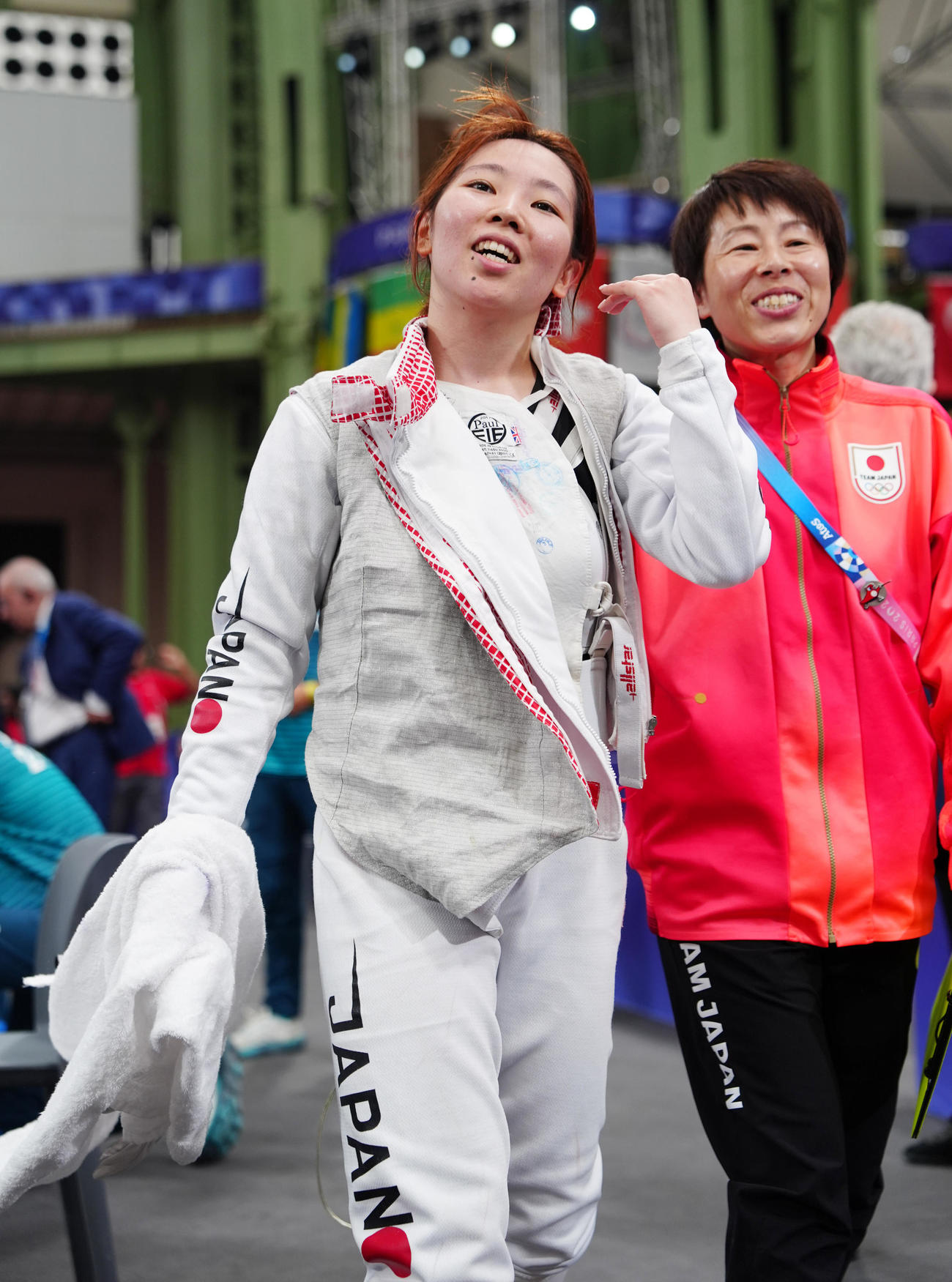 フェンシング女子フルーレ団体準決勝でイタリアに敗れ、引き揚げる上野（左）。右は菅原コーチ（2024年8月1日撮影）