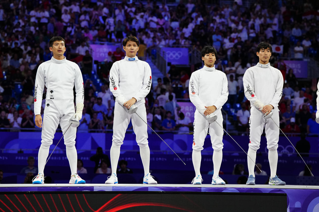 フェンシング男子エペ団体決勝　日本対ハンガリー　試合前、整列する日本の選手たち。左から見延、山田、加納、古俣（撮影・江口和貴）