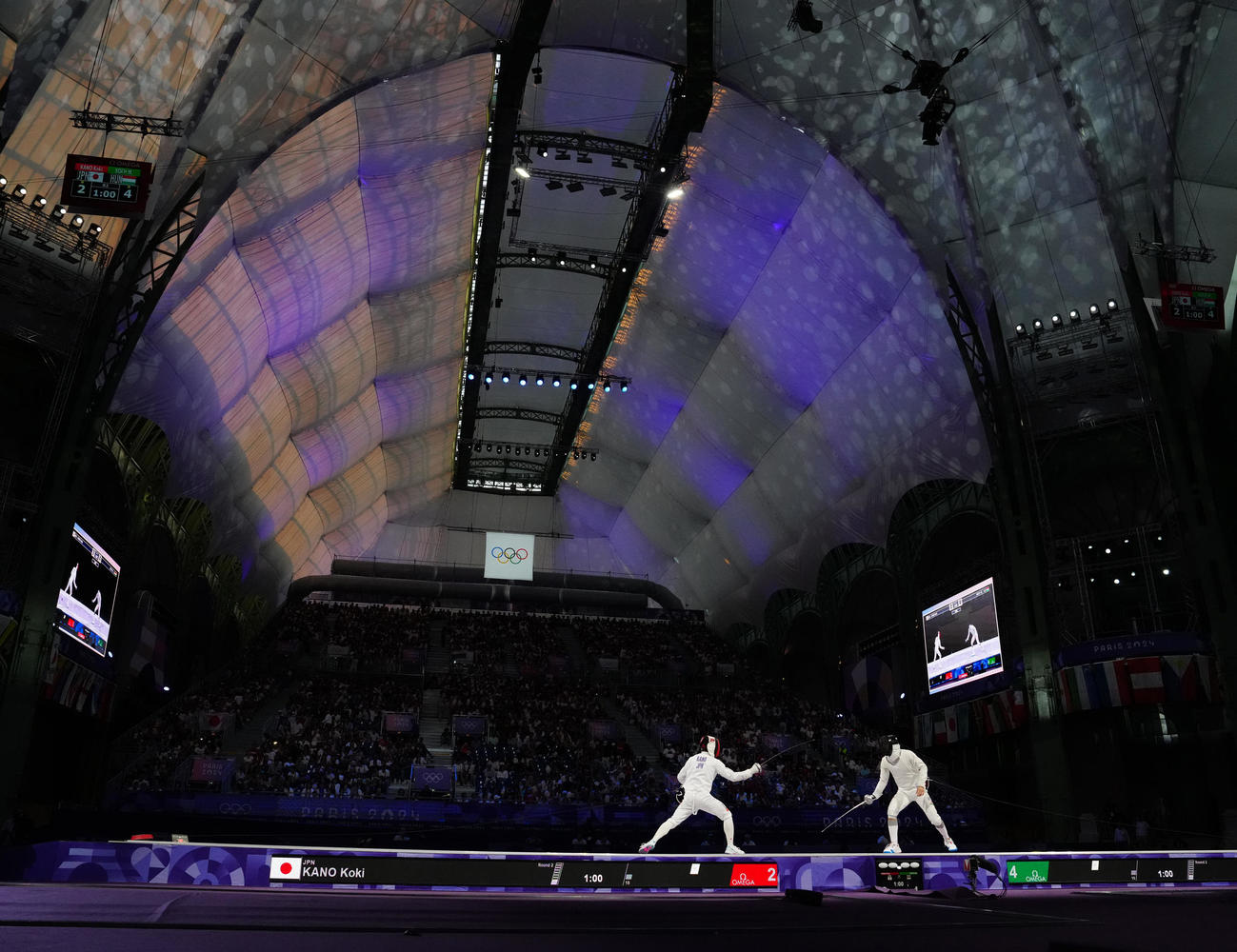 フェンシング男子エペ団体決勝でハンガリー　と対戦する加納（左）（撮影・江口和貴）