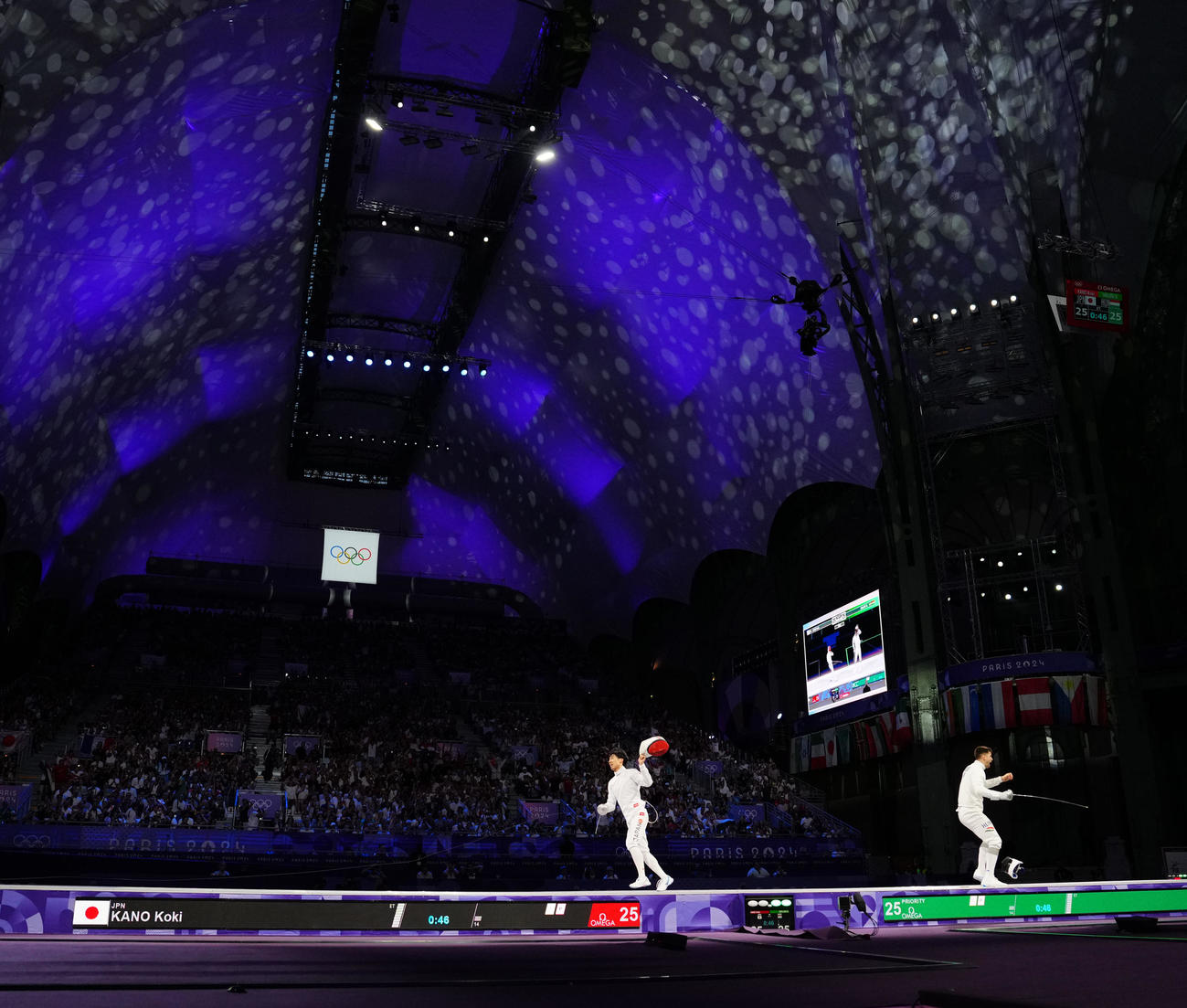 フェンシング男子エペ団体決勝の延長戦でハンガリーに敗れた加納（左）（撮影・江口和貴）