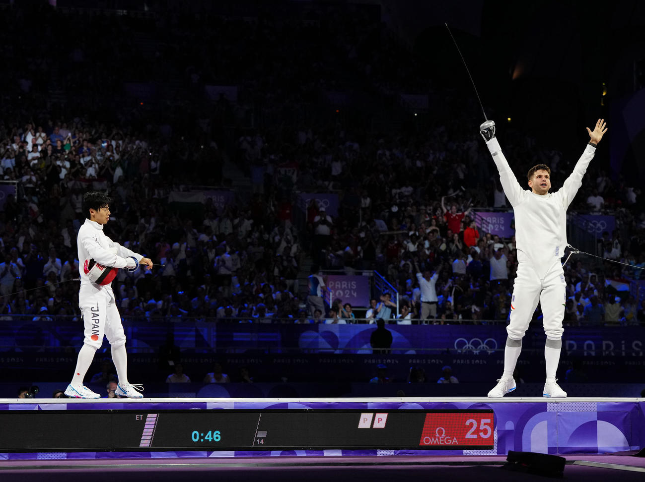 フェンシング男子エペ団体決勝の延長戦でハンガリーに敗れた加納（左）（撮影・江口和貴）