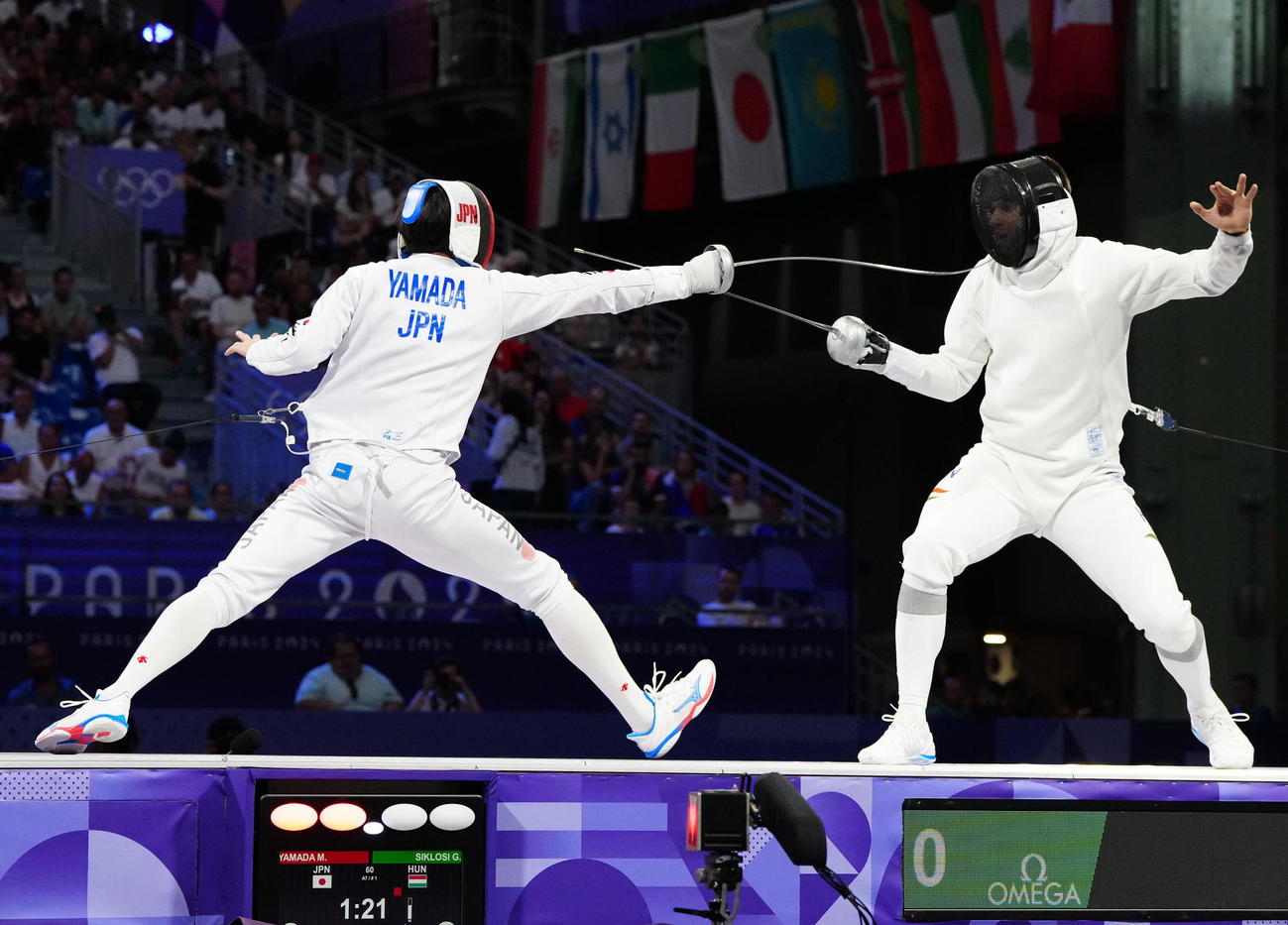フェンシング男子エペ団体決勝でハンガリー選手と対戦する山田（左）（撮影・江口和貴）