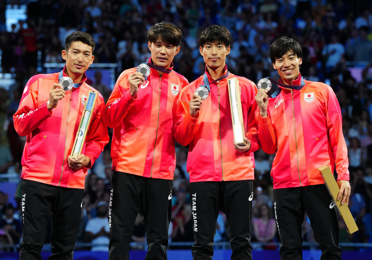 フェンシング男子エペ団体の表彰式で銀メダルを手にする日本の選手たち。左から見延、山田、古俣、加納（撮影・江口和貴）