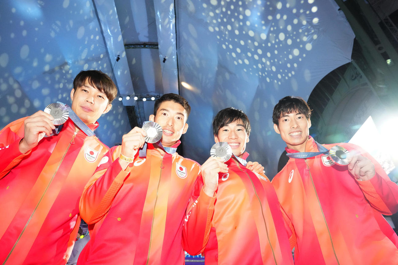 フェンシング男子エペ団体の表彰式後、銀メダルを手に写真に納まる日本の選手たち。左から山田、見延、加納、古俣（撮影・江口和貴）