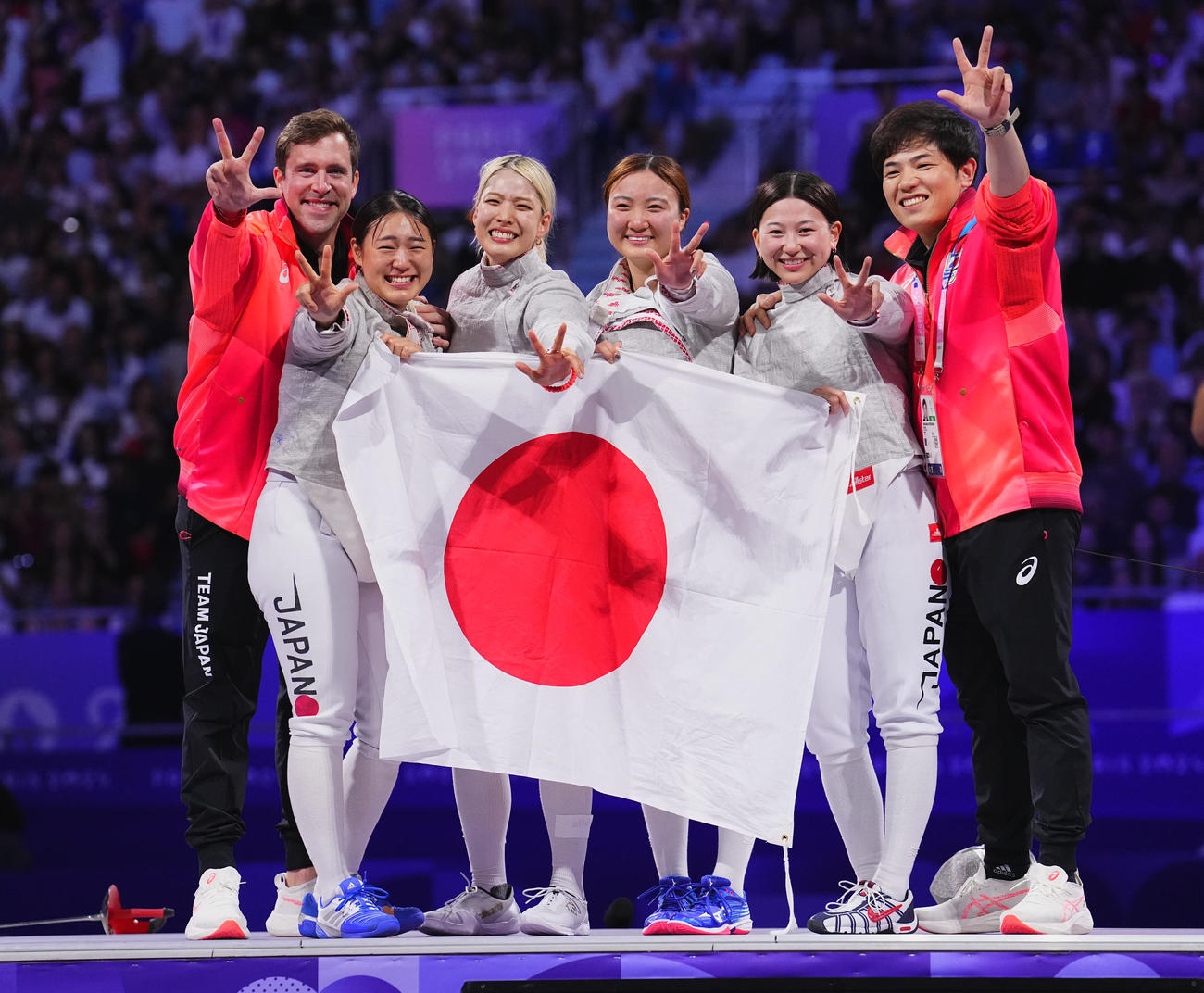 フェンシング女子サーブル団体3位決定戦、銅メダルを決め笑顔で写真に納まる日本の選手たち。左からジェローム・コーチ、福島、江村、尾崎、高嶋、古川コーチ＝2024年8月3日
