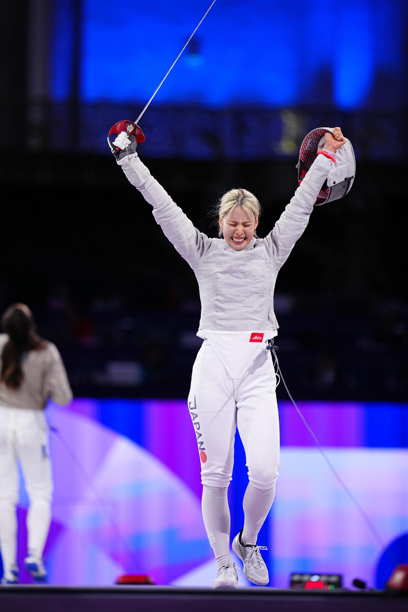 フェンシング女子サーブル団体3位決定戦、勝利で銅メダルを決め歓喜の江村（撮影・垰建太）