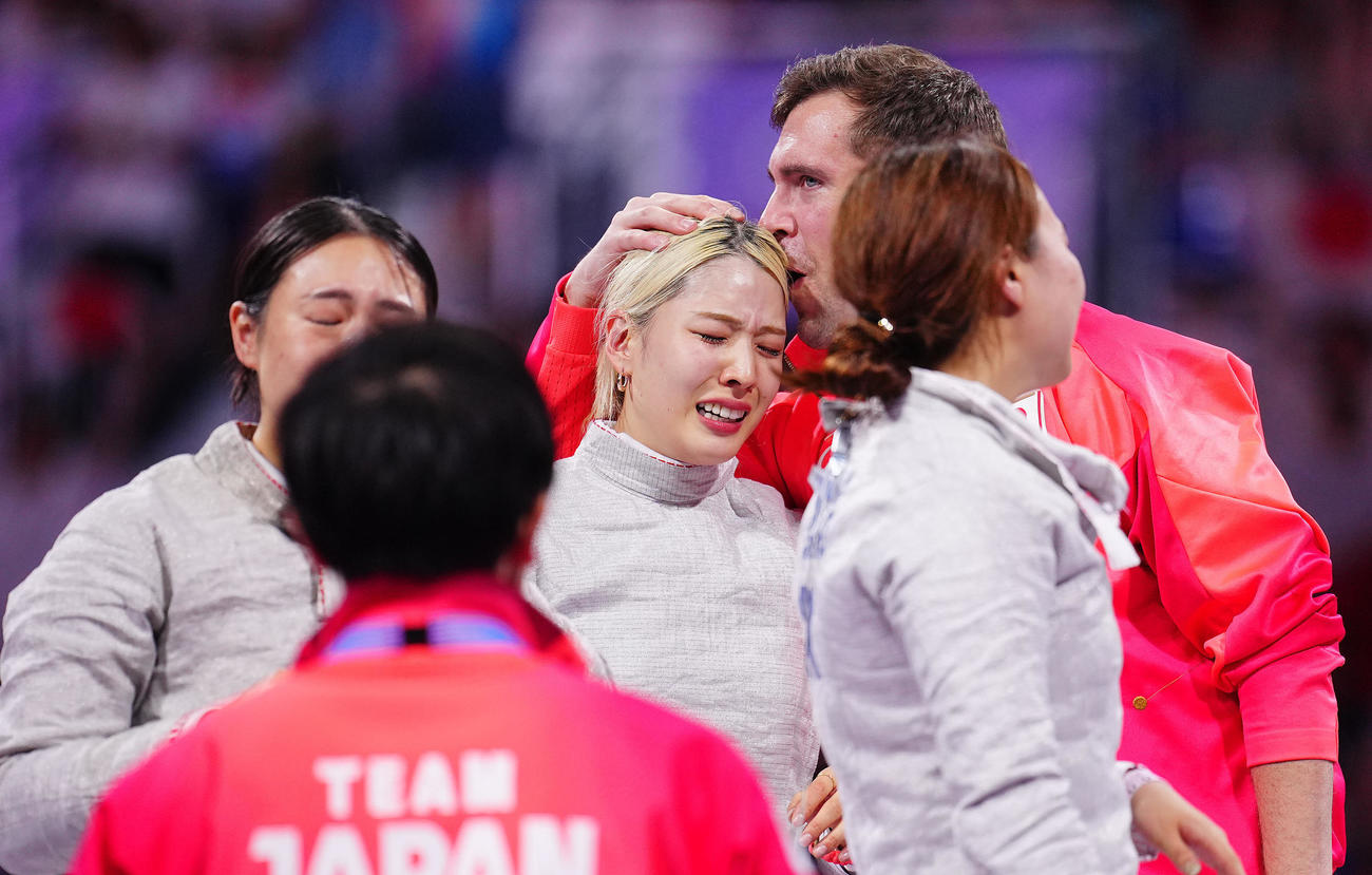 フェンシング女子サーブル団体3位決定戦、銅メダルを決め涙があふれる江村（中央）（撮影・垰建太）