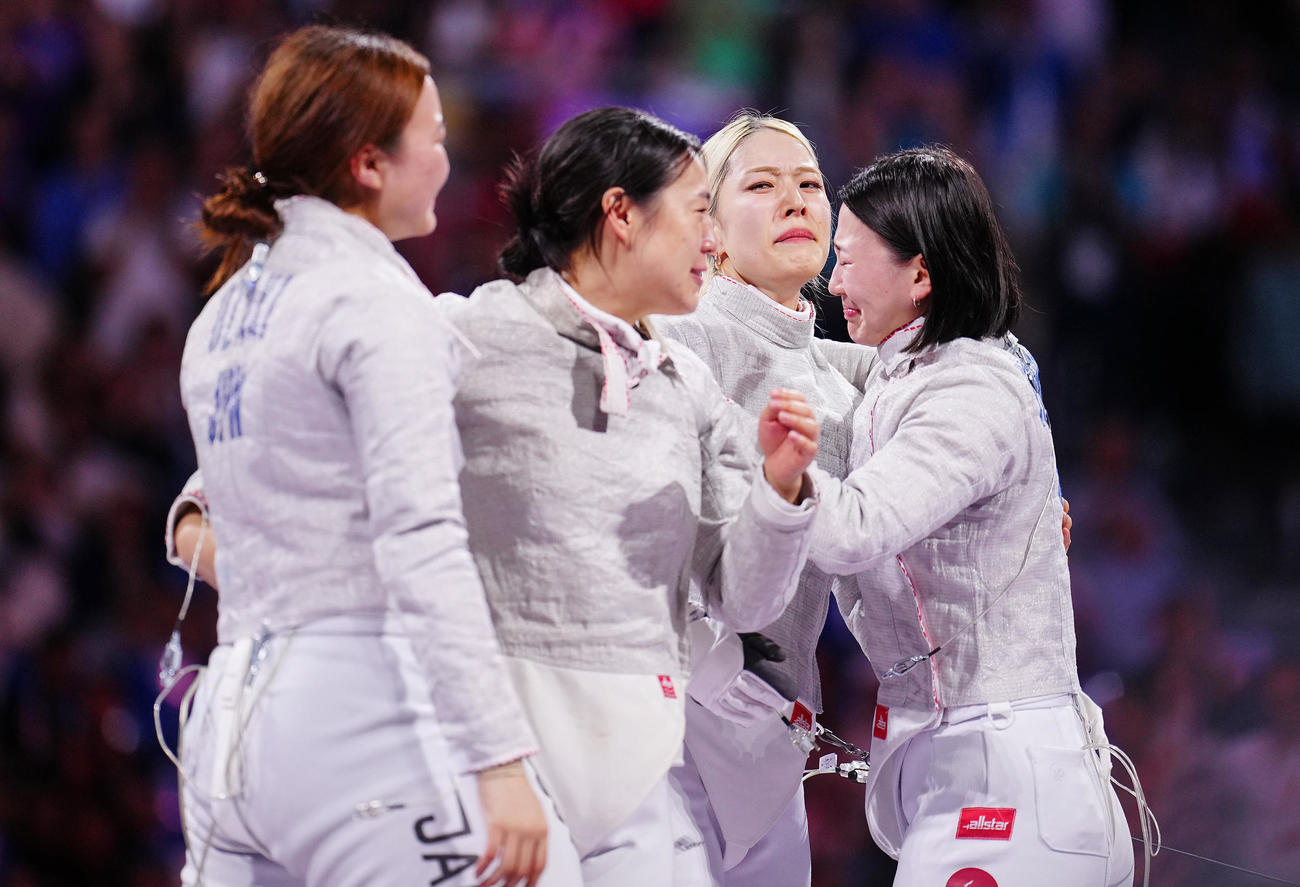 フェンシング女子サーブル団体3位決定戦、銅メダルを決め涙があふれる日本の選手たち。右から高嶋、江村、福嶋、尾崎（撮影・垰建太）