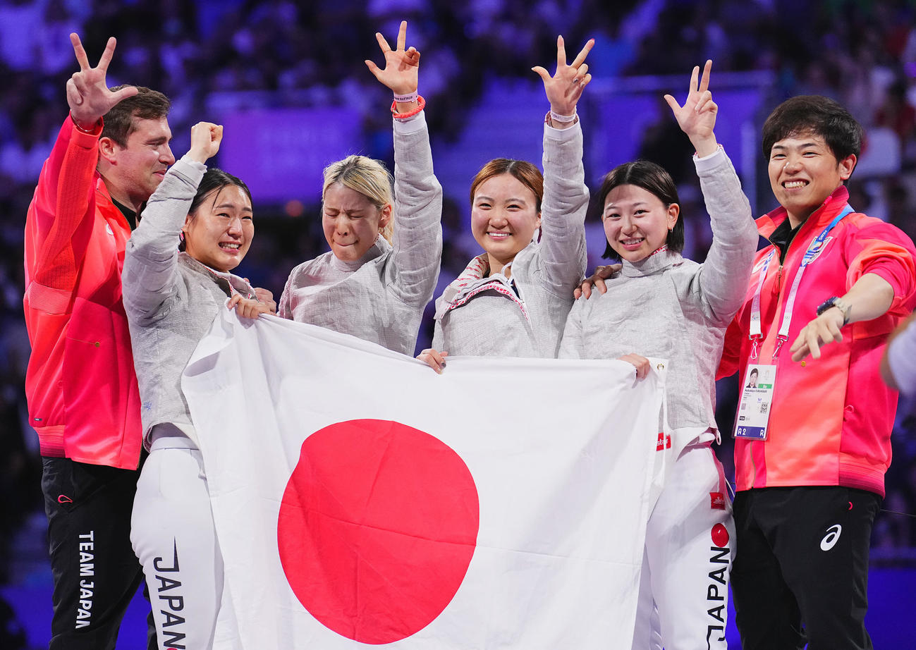 フェンシング女子サーブル団体3位決定戦、銅メダルを決めポーズを決めながら感極まる江村（左から3人目）ら日本の選手たち。左からジェローム・コーチ、福嶋、1人おいて、尾崎、高嶋、古川コーチ（撮影・垰建太）