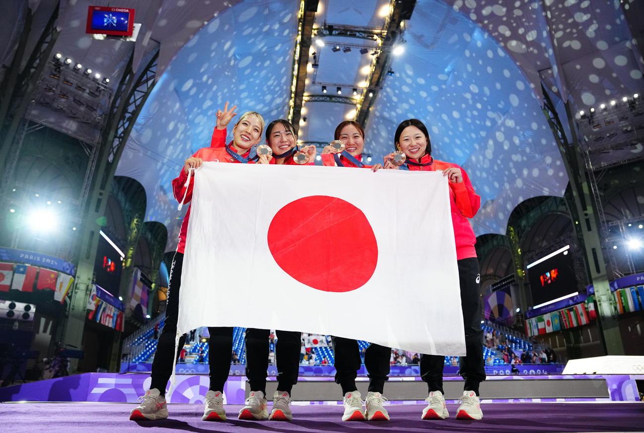 フェンシング女子サーブル団体で銅メダルを獲得し笑顔を見せる江村、福嶋、尾崎、高嶋（撮影・垰建太）