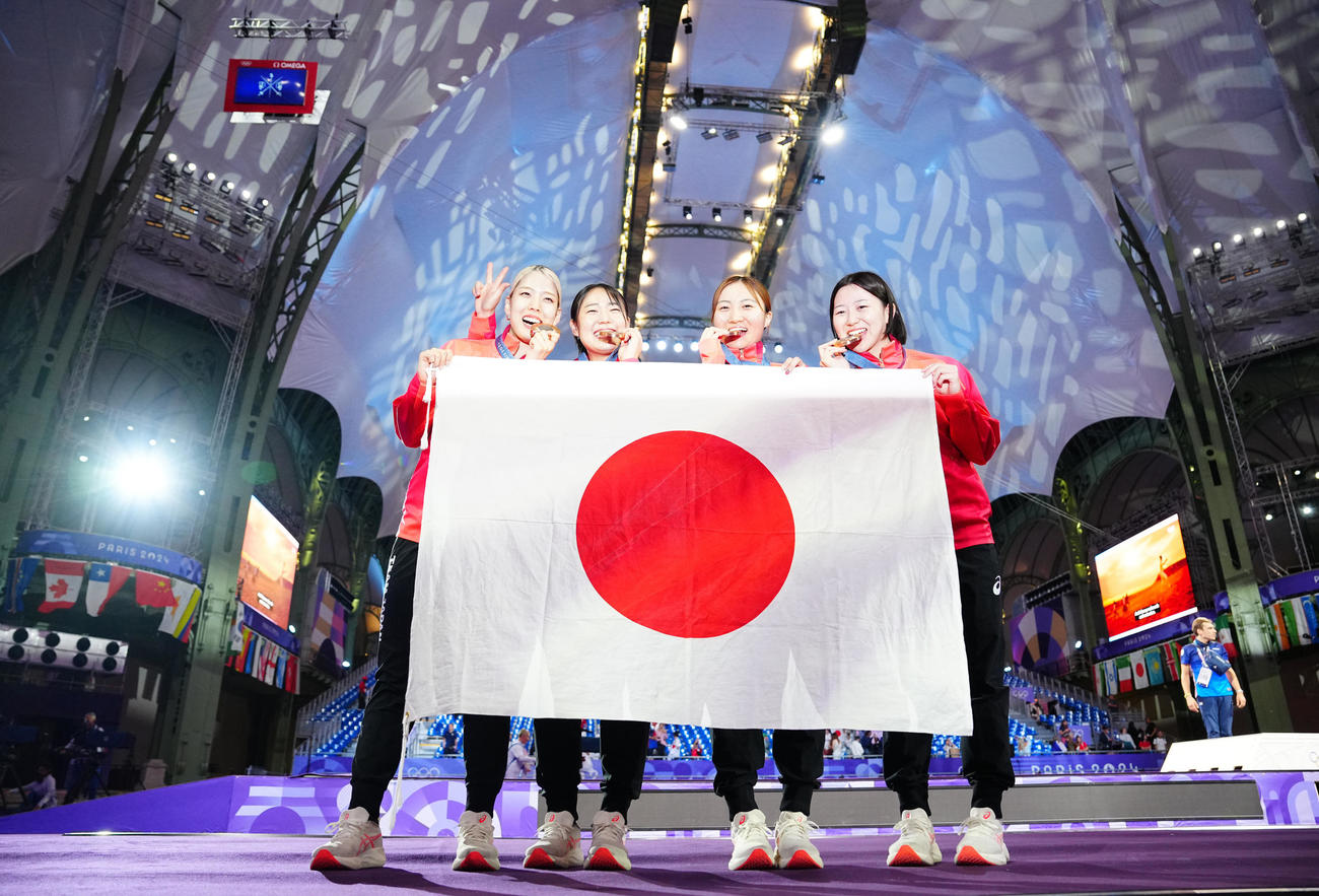 フェンシング女子サーブル団体で銅メダルを獲得し笑顔を見せる江村、福嶋、尾崎、高嶋（撮影・垰建太）