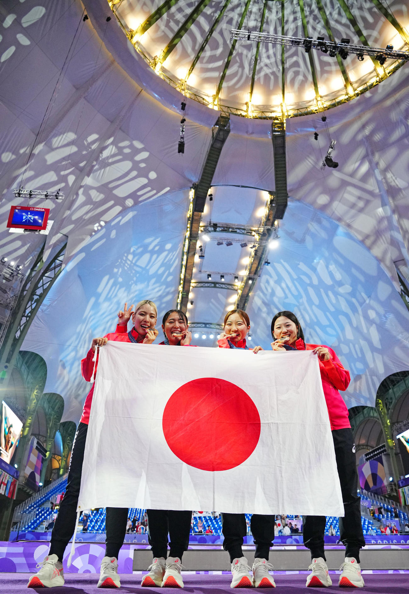 フェンシング女子サーブル団体で銅メダルを獲得し笑顔を見せる江村、福嶋、尾崎、高嶋（撮影・垰建太）
