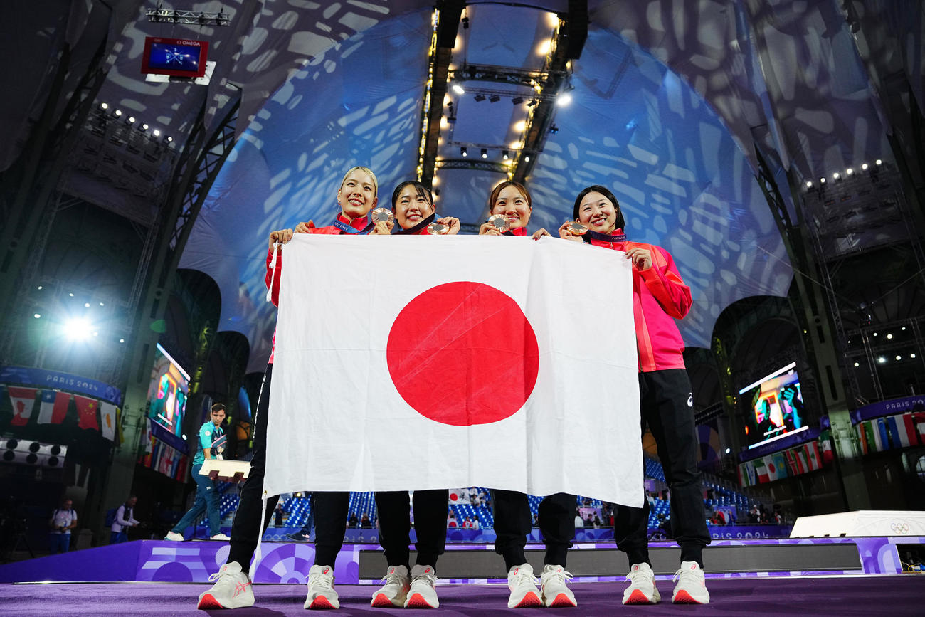 フェンシング女子サーブル団体で銅メダルを獲得し笑顔を見せる江村、福嶋、尾崎、高嶋（撮影・垰建太）