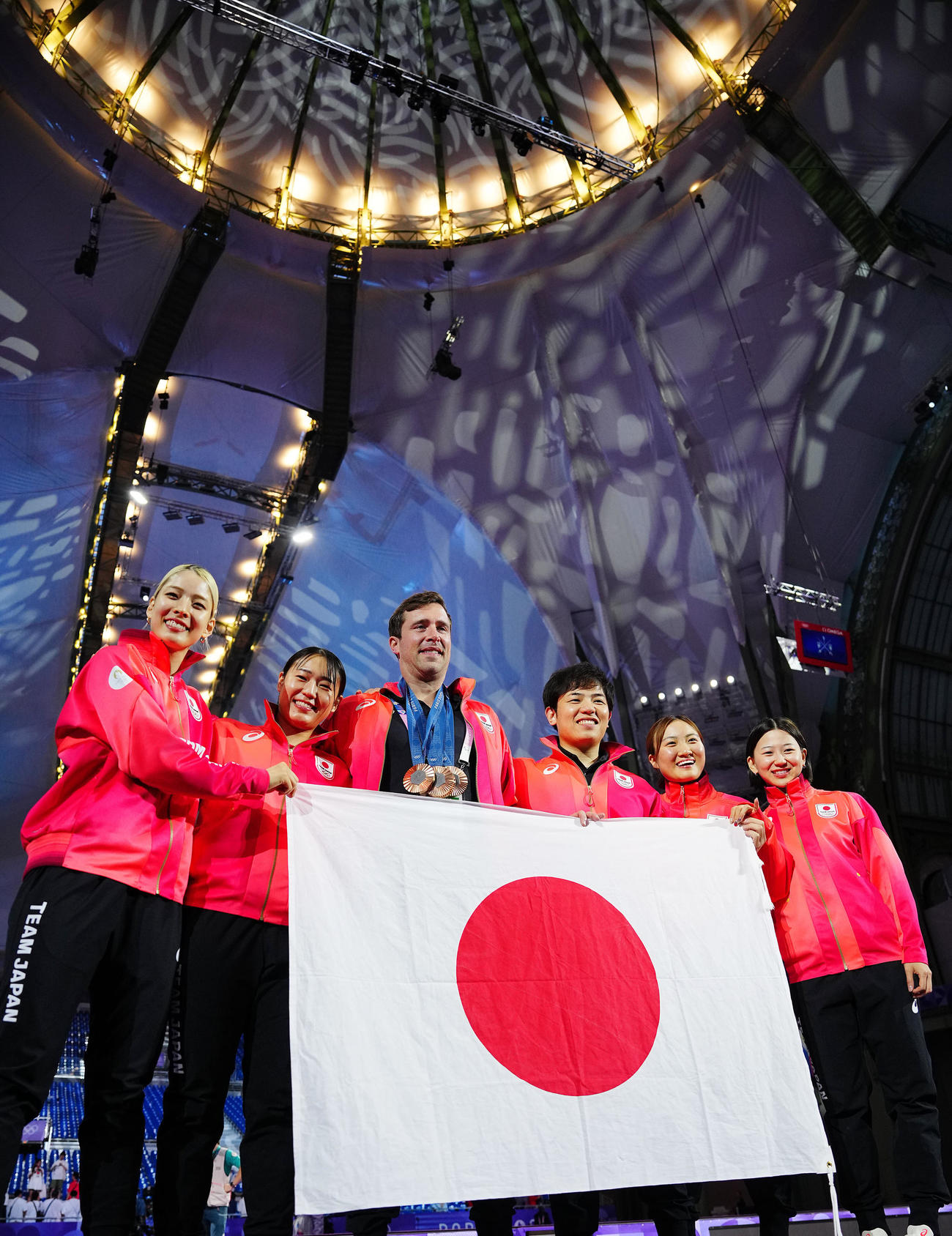 フェンシング女子サーブル団体で銅メダルを獲得し笑顔を見せる江村、福嶋、ジェローム・コーチ、古川コーチ、尾崎、高嶋（撮影・垰建太）