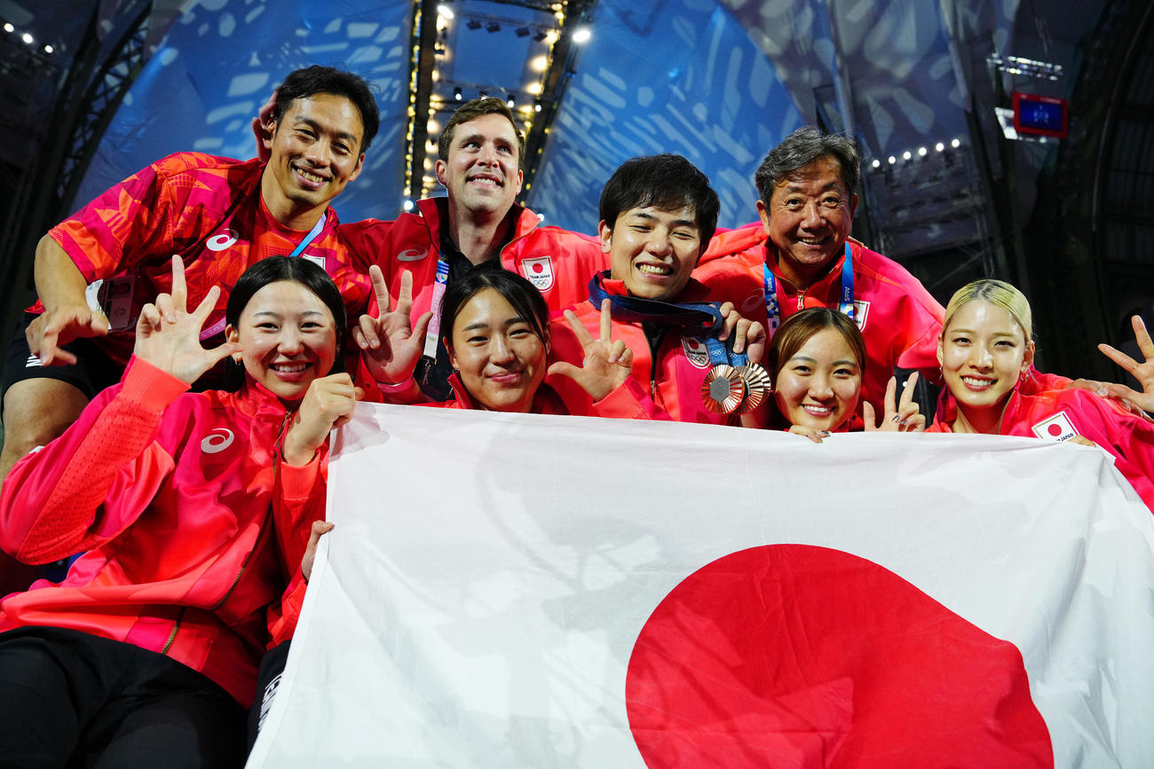 フェンシング女子サーブル団体で銅メダルを獲得し笑顔を見せる日本の選手、関係者たち（撮影・垰建太）