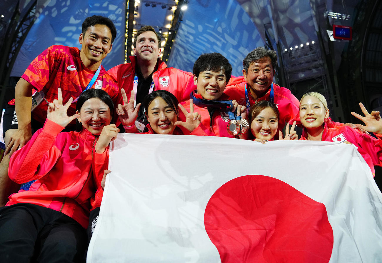 フェンシング女子サーブル団体で銅メダルを獲得し笑顔を見せる日本の選手、関係者たち（撮影・垰建太）