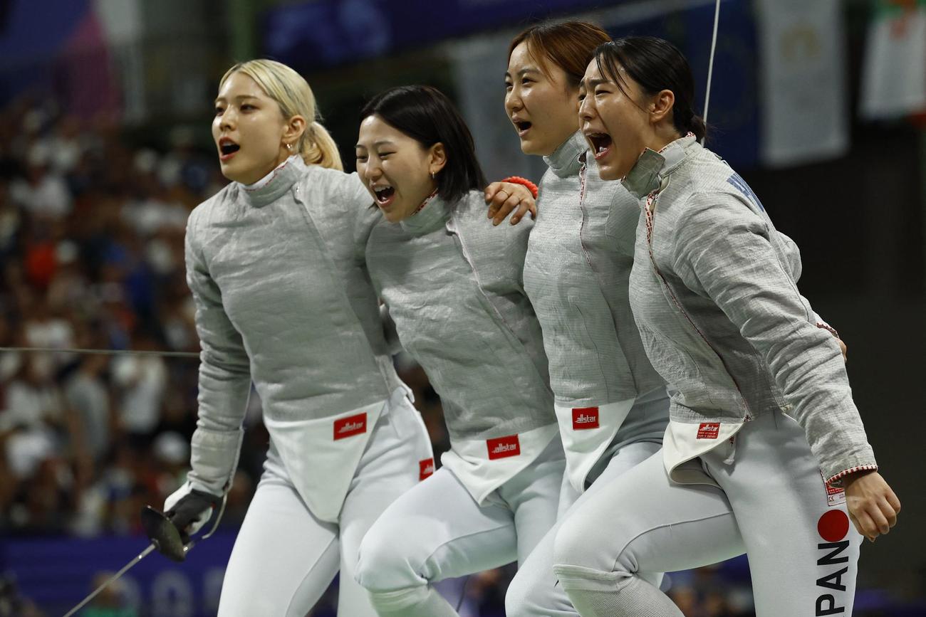 フェンシング女子サーブル団体　準決勝　日本対ウクライナ　準決勝に臨む江村美咲（左端）ら（ロイター）
