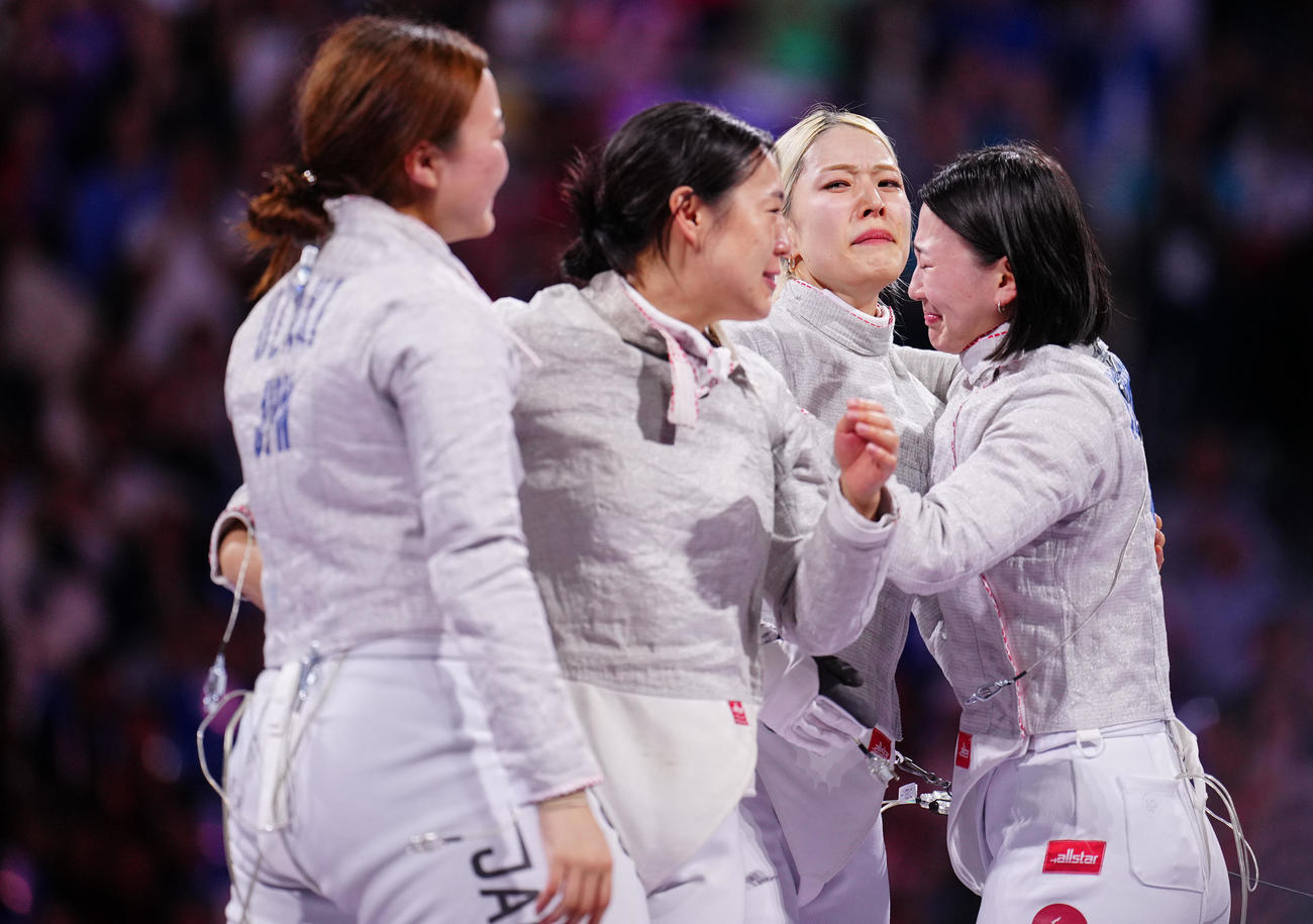 フェンシング女子サーブル団体3位決定戦、銅メダルを決め歓喜の江村（右から2人目）ら日本の選手たち（撮影・垰建太）