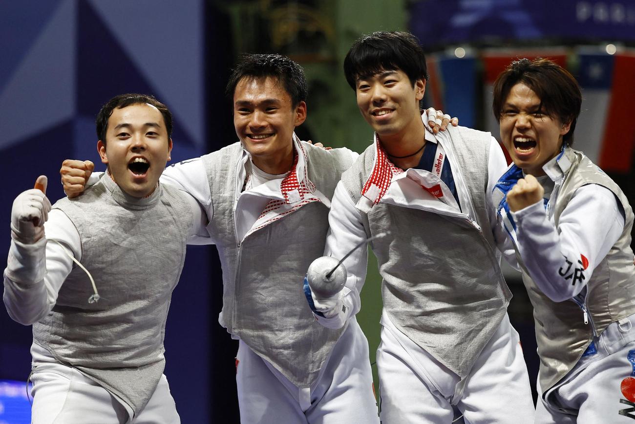 フェンシング男子フルーレ団体準決勝　決勝進出を決め喜ぶ日本の永野雄大、松山恭助、敷根崇裕、飯村一輝（左から）（ロイター）