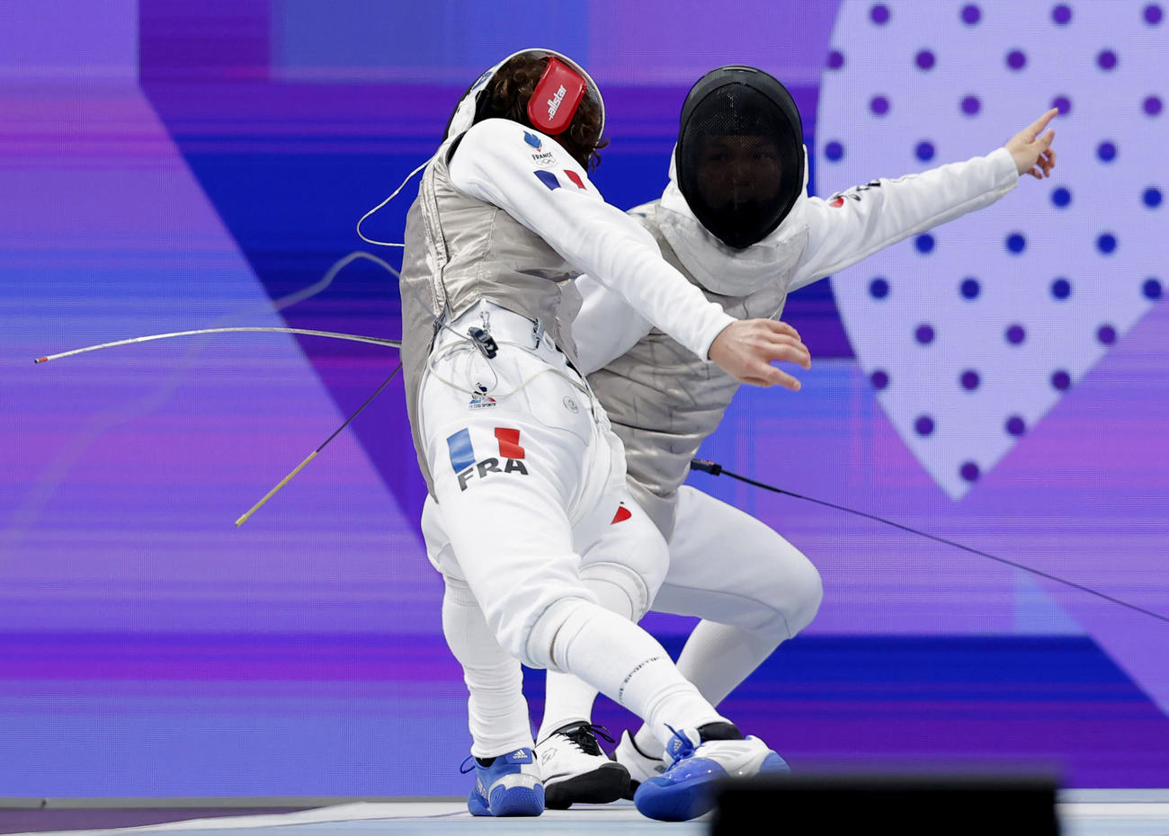 男子フルーレ団体準決勝　フランス選手（手前）と対戦する飯村（共同）