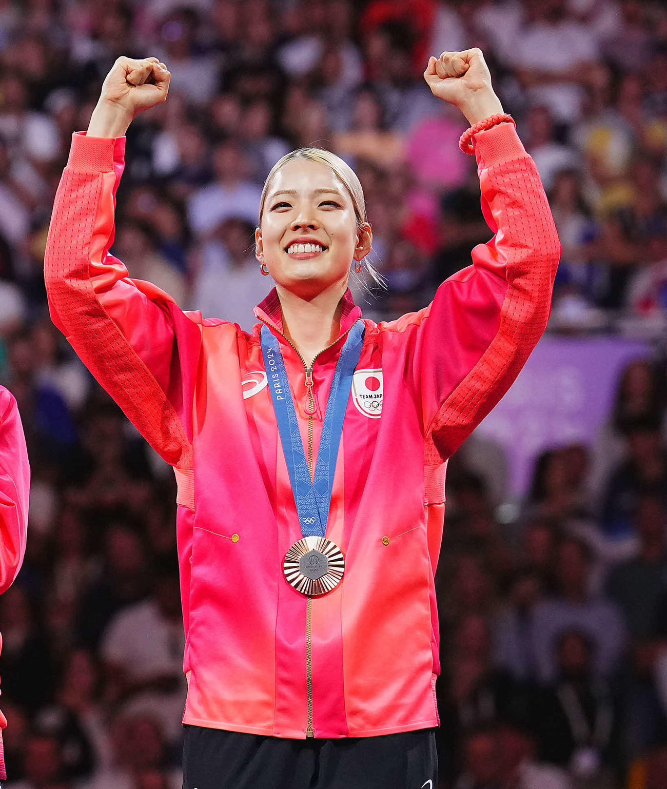フェンシング女子サーブル団体3位決定戦、銅メダルの表彰台に上がる日本の選手たち。左から福嶋、高嶋、尾崎、江村（撮影・垰建太）
