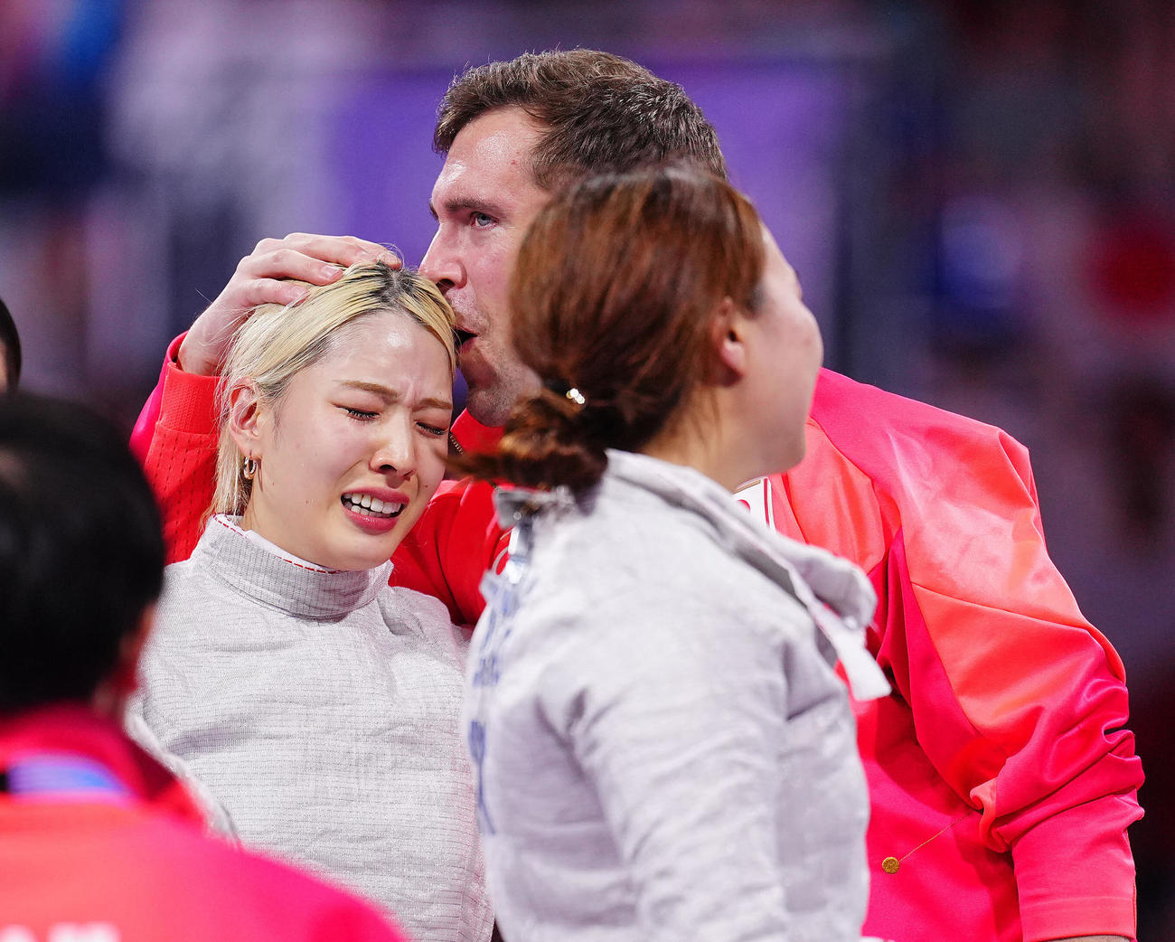 フェンシング女子サーブル団体3位決定戦、銅メダルを決め涙があふれる江村。右はグース・コーチ（撮影・垰建太）