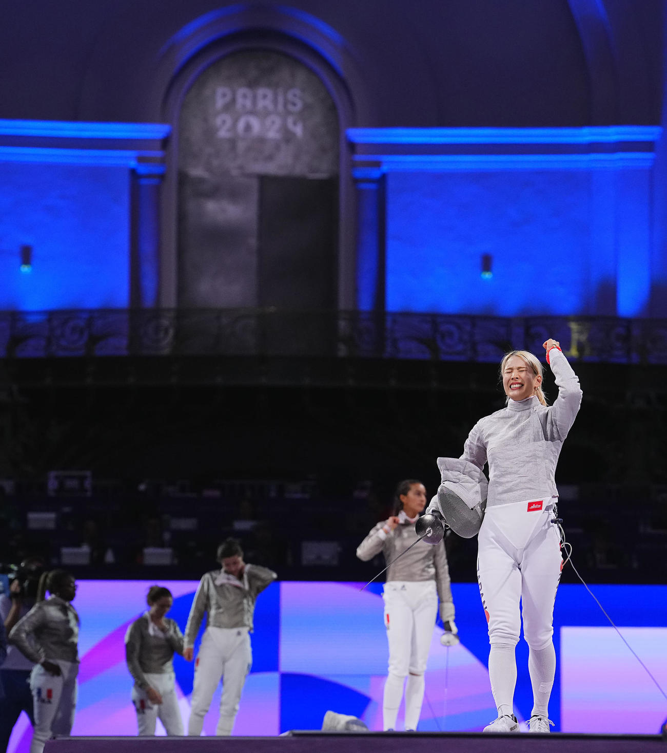 フェンシング女子サーブル団体3位決定戦、勝利で銅メダルを決め歓喜の江村（撮影・垰建太）