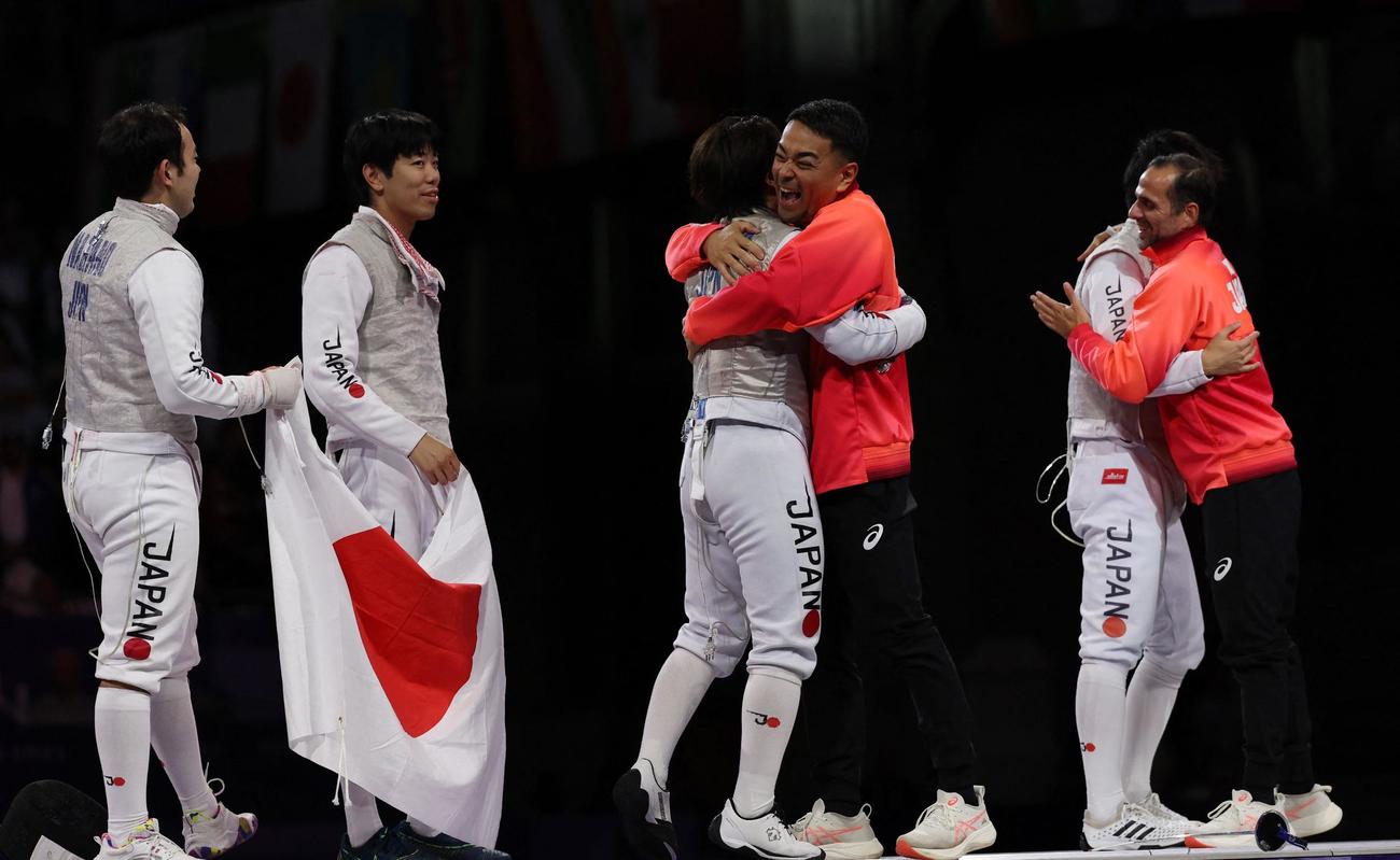 フェンシング男子フルーレ団体決勝　金メダルを獲得し、抱き合って喜ぶ日本の選手たち（ロイター）
