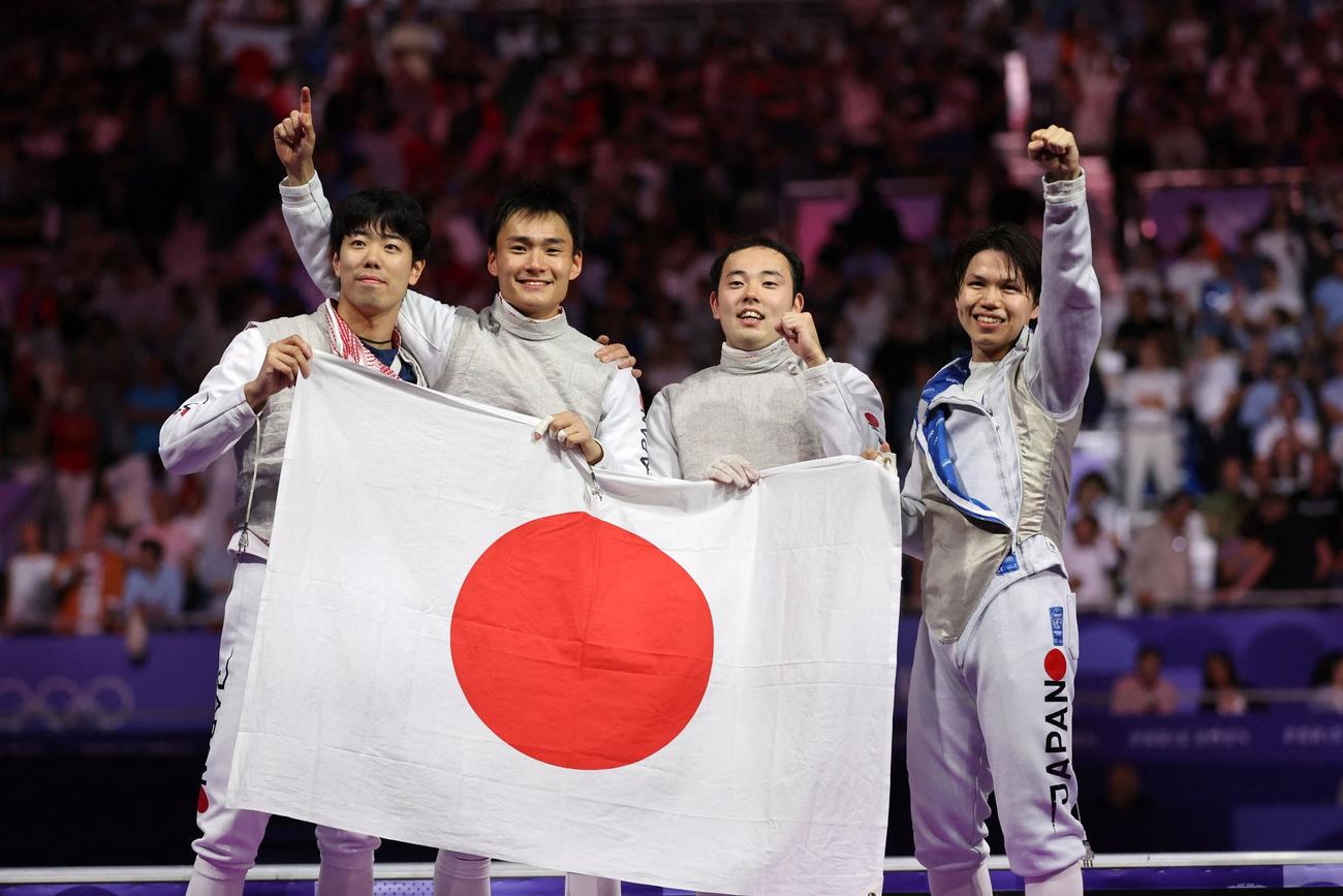 フェンシング男子フルーレ団体決勝　金メダルを獲得し、笑顔で観客に手を振る日本の選手たち。左から永野雄大、敷根崇裕、松山恭助、飯村一輝（ロイター）