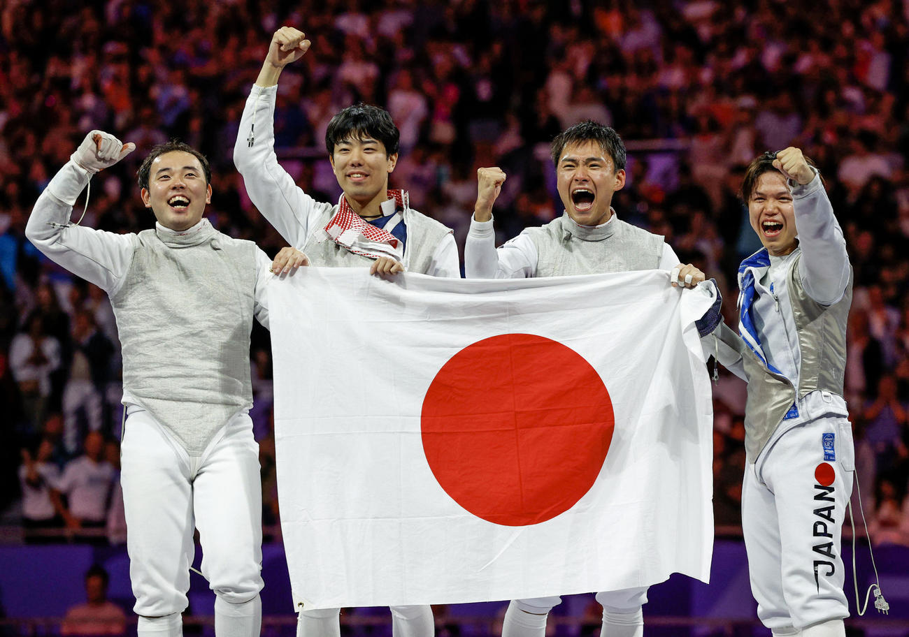 パリ五輪のフェンシング男子フルーレ団体で金メダルを獲得した（左から）永野雄大、敷根崇裕、松山恭助、飯村一輝（共同）