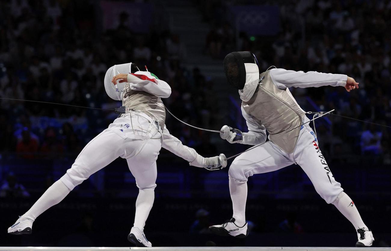 男子フルーレ団体決勝　イタリアのビアンキと対戦する日本の飯村（右）（ロイター）