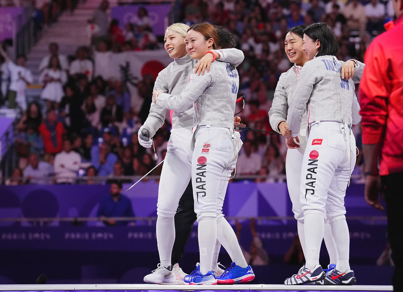8月3日、フェンシング女子サーブル団体3位決定戦、銅メダルを決め喜ぶ日本の選手たち。左から江村、尾崎、福島、高嶋（撮影・垰建太）