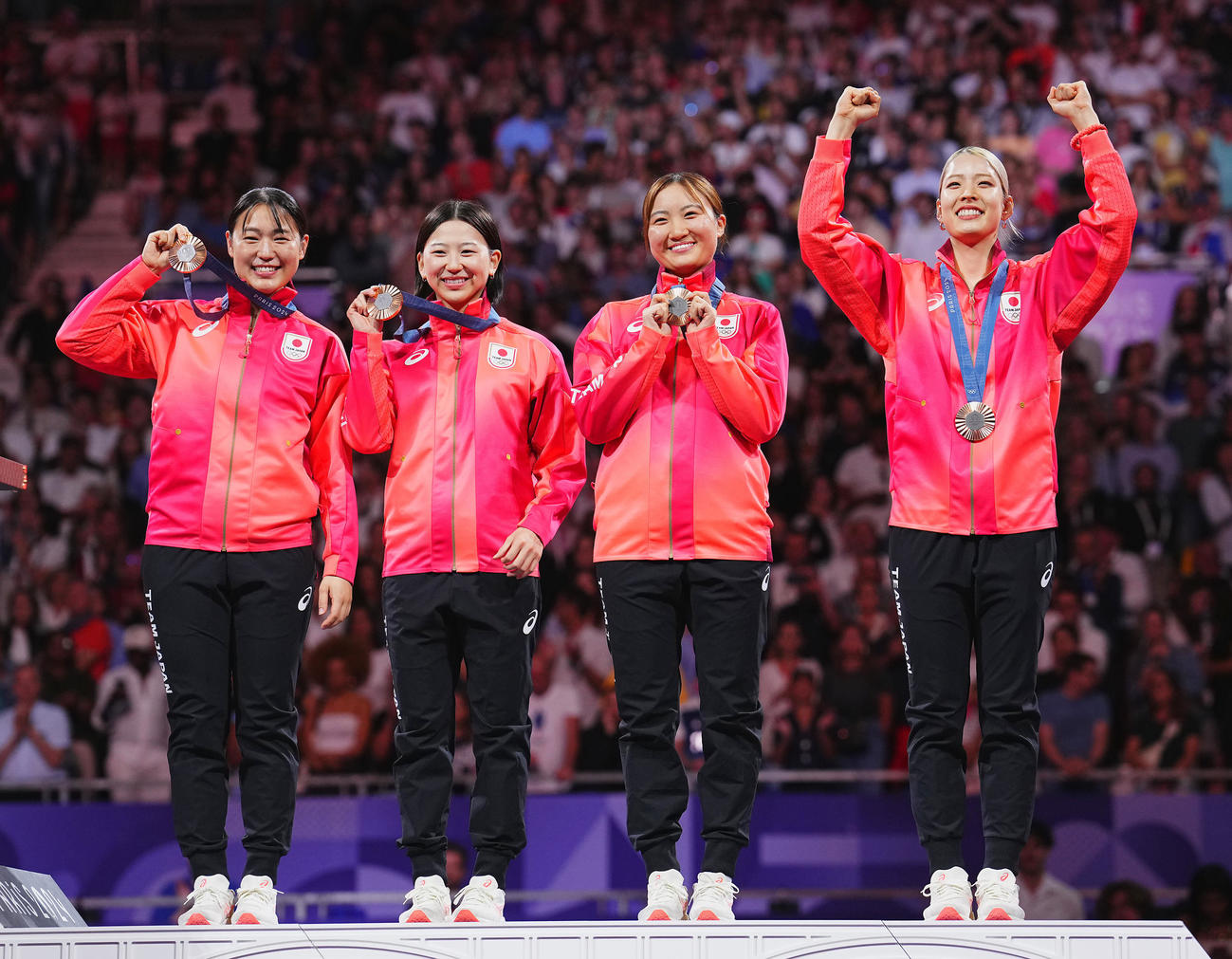 8月3日、フェンシング女子サーブル団体3位決定戦、銅メダルの表彰台に上がる日本の選手たち。左から福島、高嶋、尾崎、江村（撮影・垰建太）