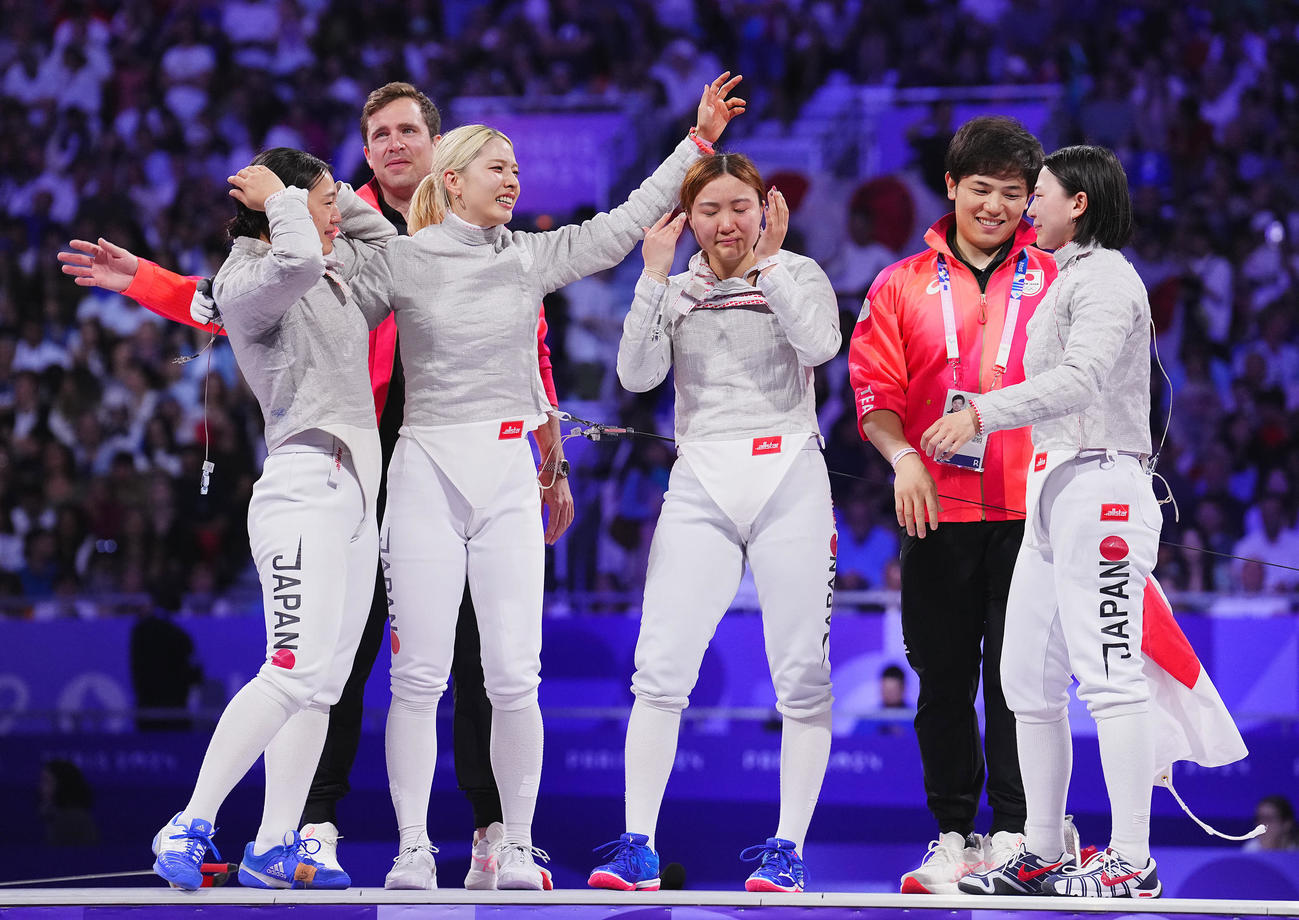 8月3日、フェンシング女子サーブル団体3位決定戦、銅メダルを決め涙があふれる日本の選手たち。左から福島、ジェローム・コーチ、江村、尾崎、古川コーチ、高嶋（撮影・垰建太）