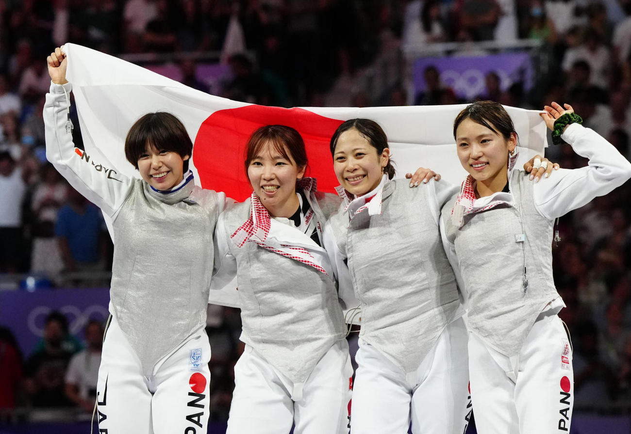 フェンシング女子フルーレ団体で銅メダルを獲得した日の丸を掲げる、左から宮脇、上野、菊池、東