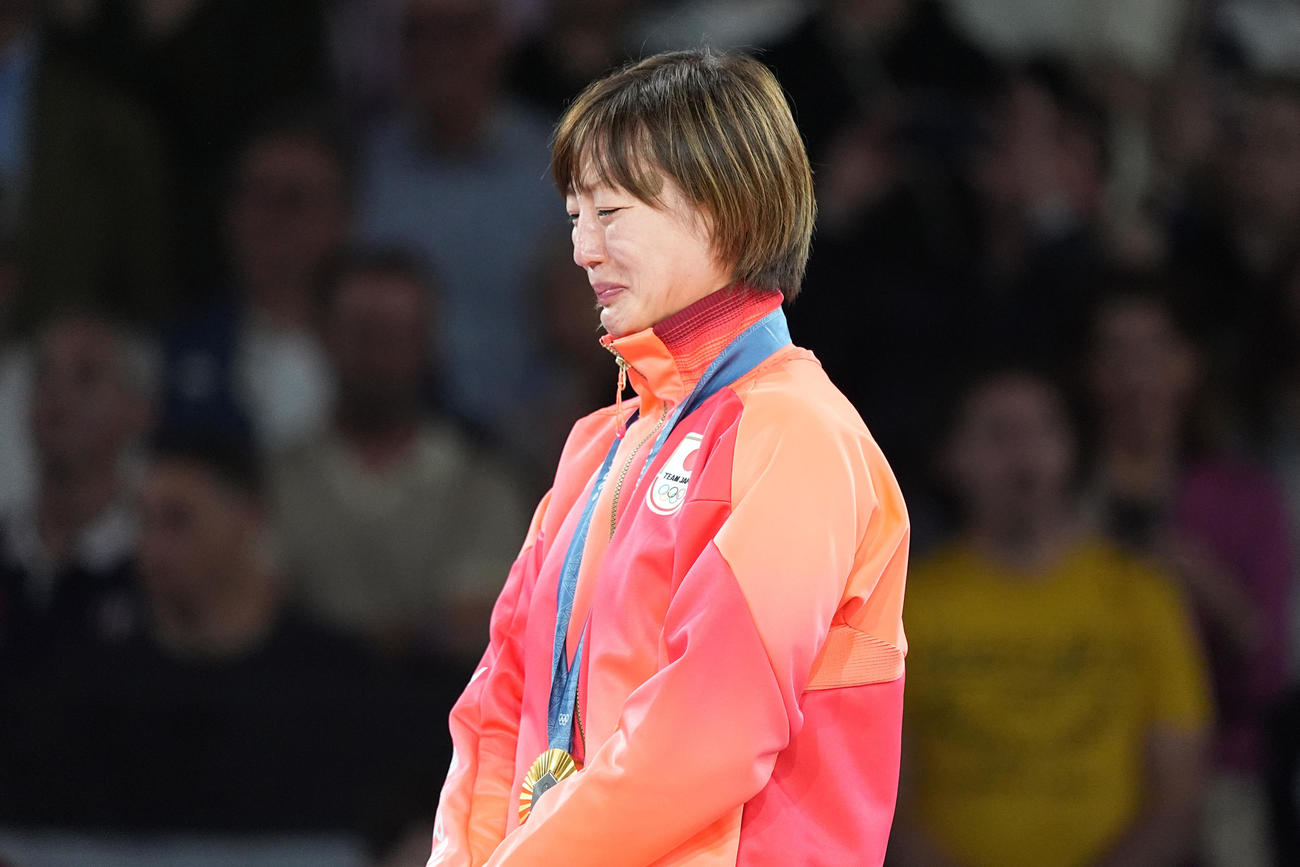柔道女子48キロ級　表彰式で金メダルを胸に涙する角田夏実（撮影　パオロ・ヌッチ）