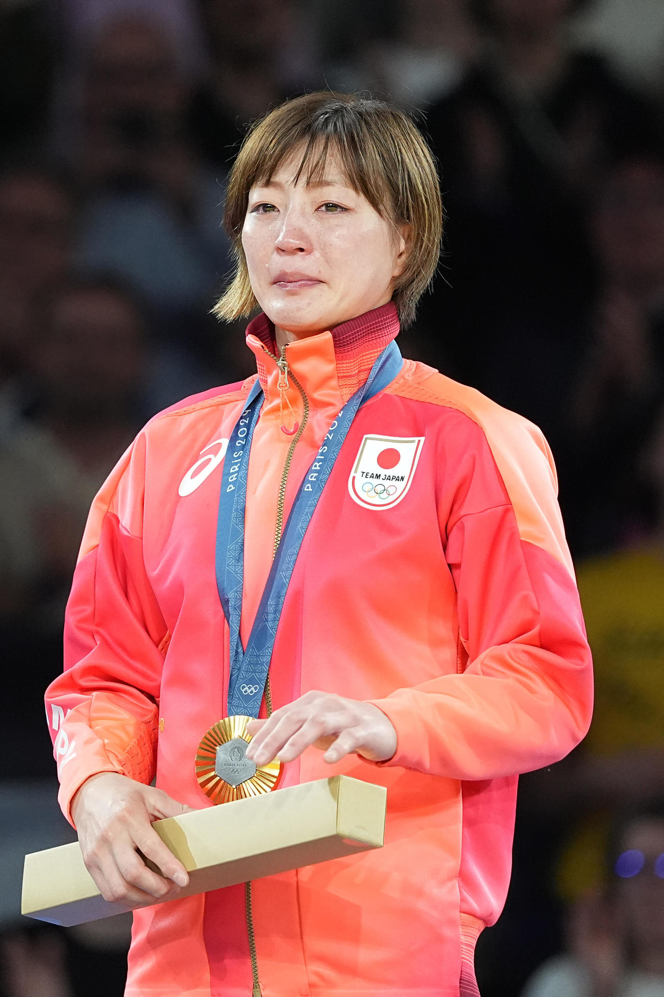 柔道女子48キロ級　表彰式で金メダルを胸に涙する角田夏実（撮影　パオロ・ヌッチ）
