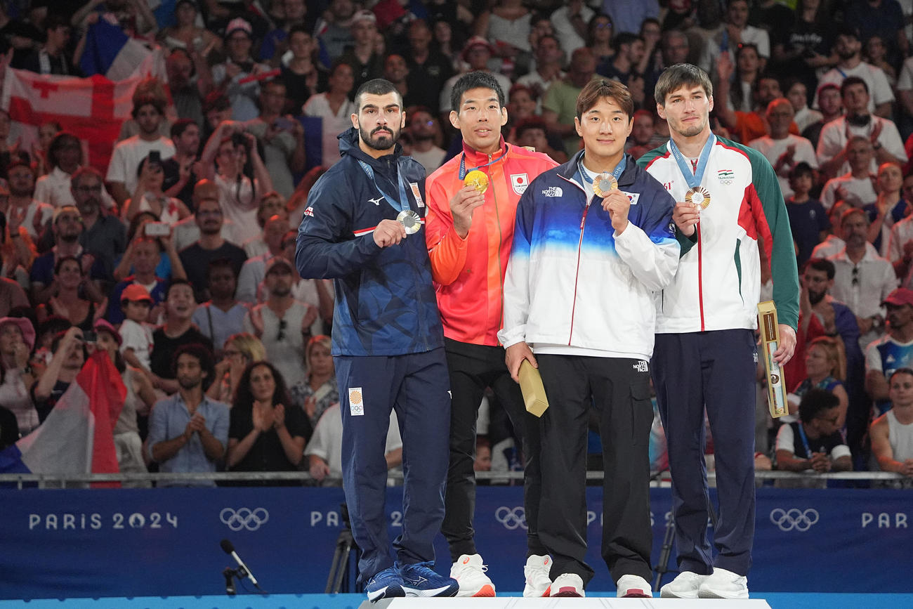 男子81キロ級決勝　表彰式でメダルを手に記念撮影に納まる、左から2位のグリガラシビリ、優勝した永瀬、3位の李俊奐、マフマドベコフ（撮影・パオロ　ヌッチ）