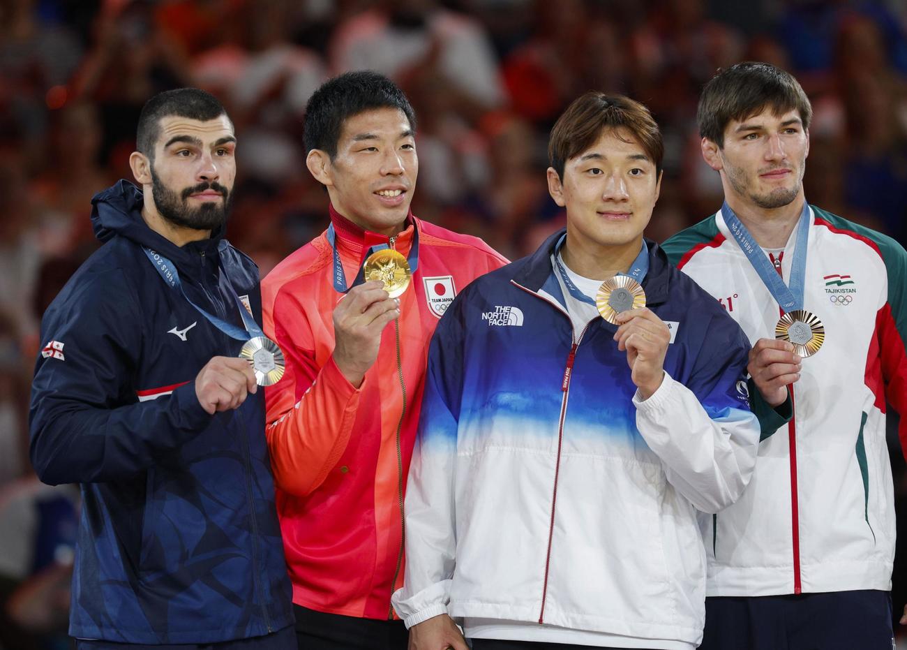 男子81キロ 級で五輪2連覇を果たし、表彰式で金メダルを手にする永瀬貴規（左から2人目）ら＝パリ（共同）