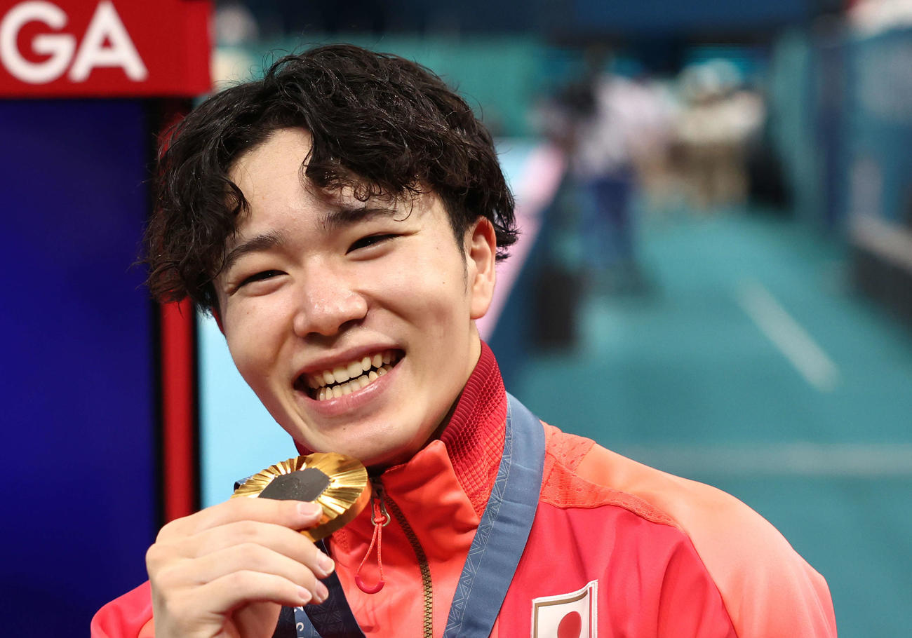 金メダルを手に笑顔を見せる岡（撮影・河田真司）