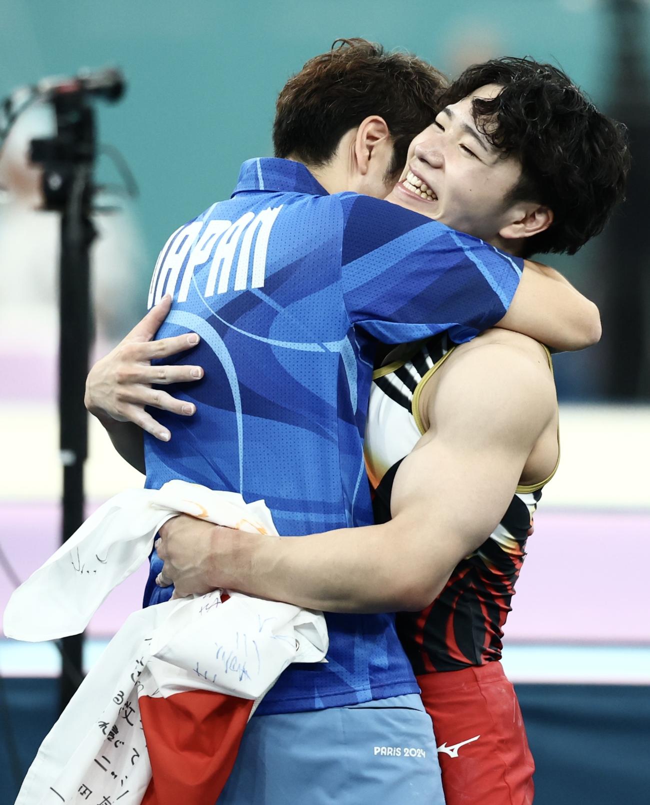 男子個人総合で金メダルを決め祝福を受ける岡（撮影・河田真司）