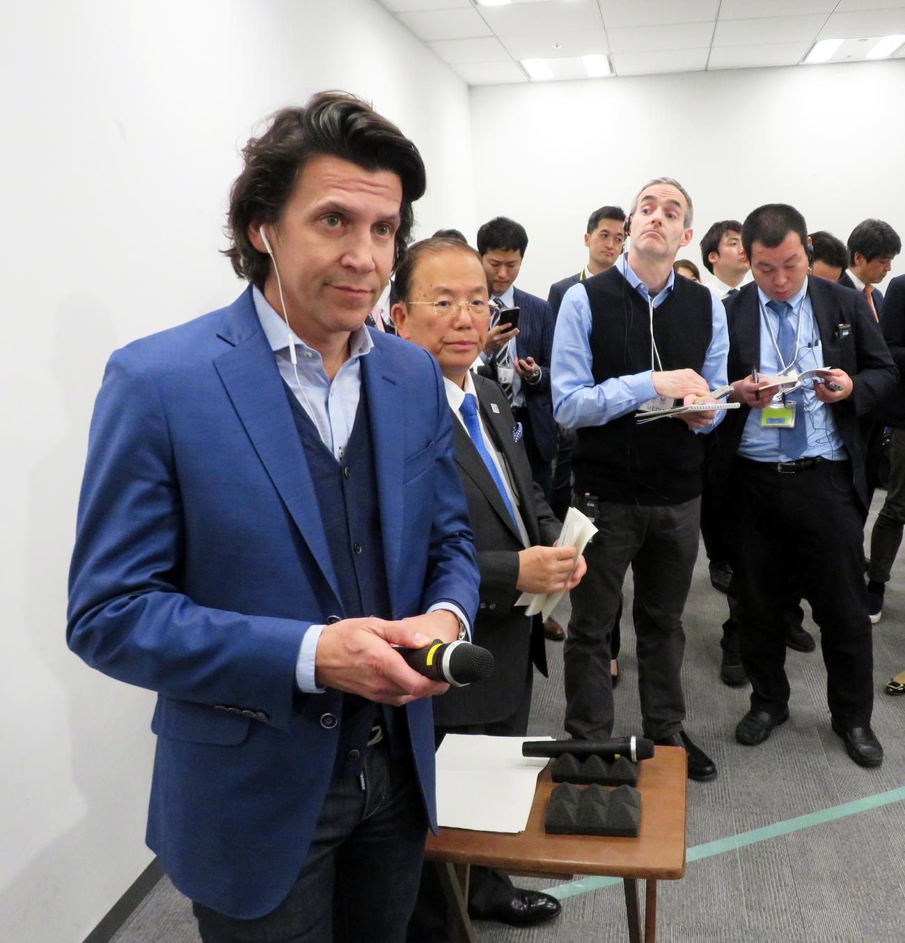 IOC東京2020会議を終え会見する、左からIOCクリストフ・デュビ五輪統括部長、組織委の武藤敏郎事務総長