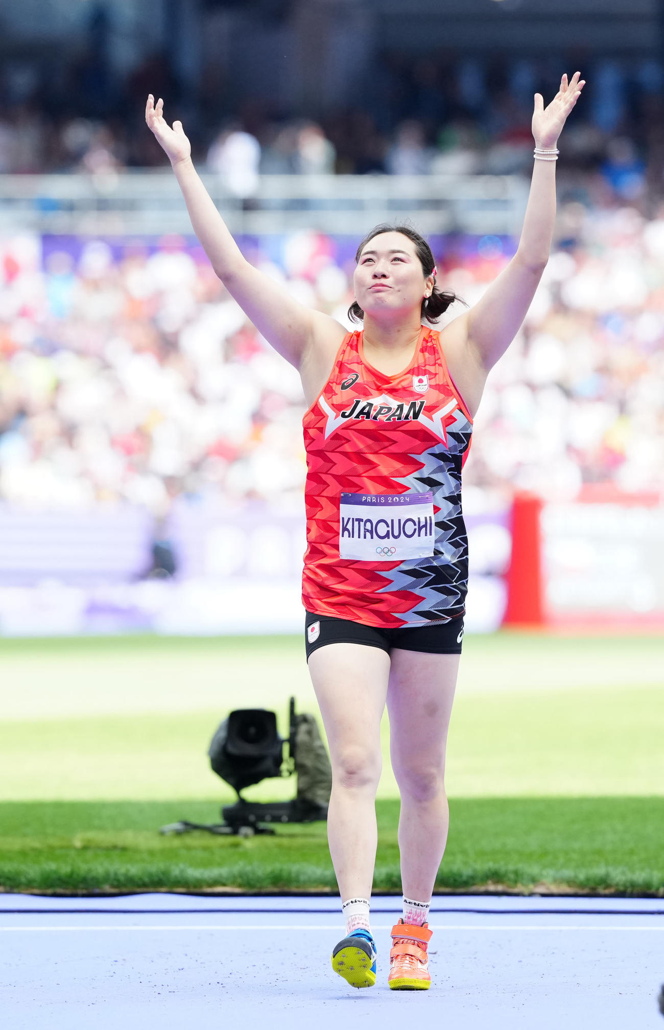 女子やり投げ予選、1投目の試技を終え、手を広げる北口（撮影・江口和貴）