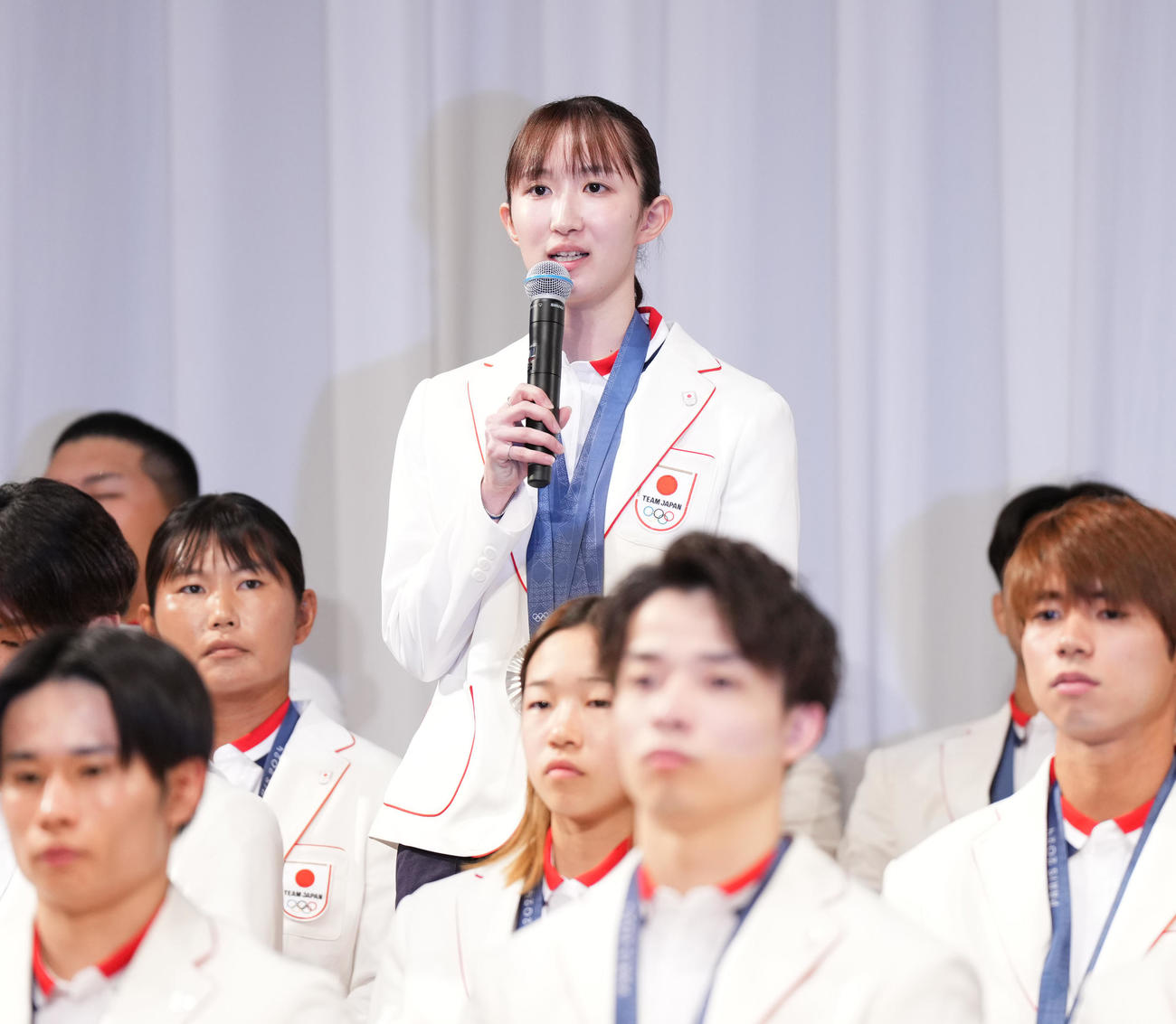 TEAM JAPAN帰国時会見であいさつする卓球の早田（中央）（撮影・菅敏）