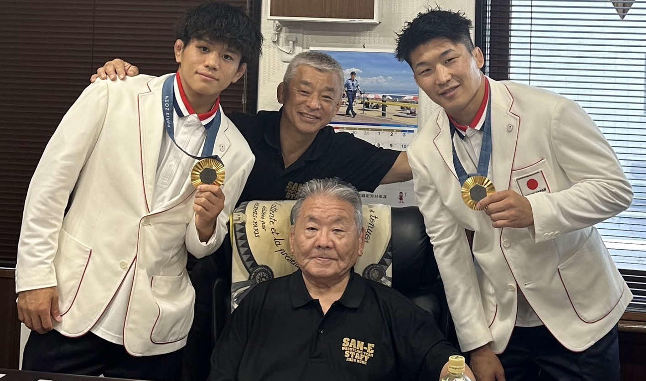 パリ五輪レスリング金メダルを獲った清岡幸大郎（左）と日下尚（右）。所属する神戸市「三恵海運」にパリから帰国後初めて高田社長（前列）と鈴木総務部長に金メダルを見せた