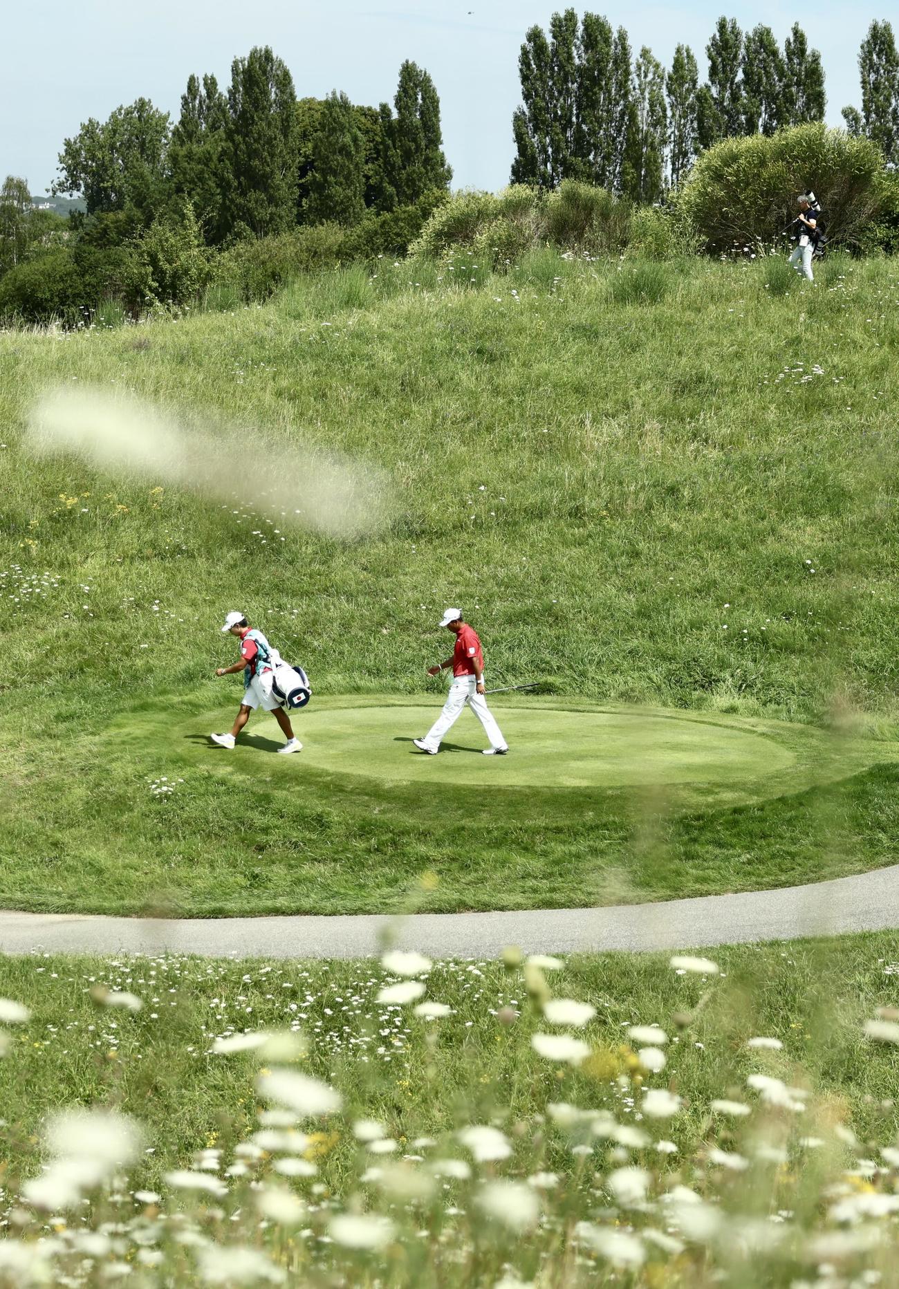 8番、移動する松山　（撮影・河田真司）