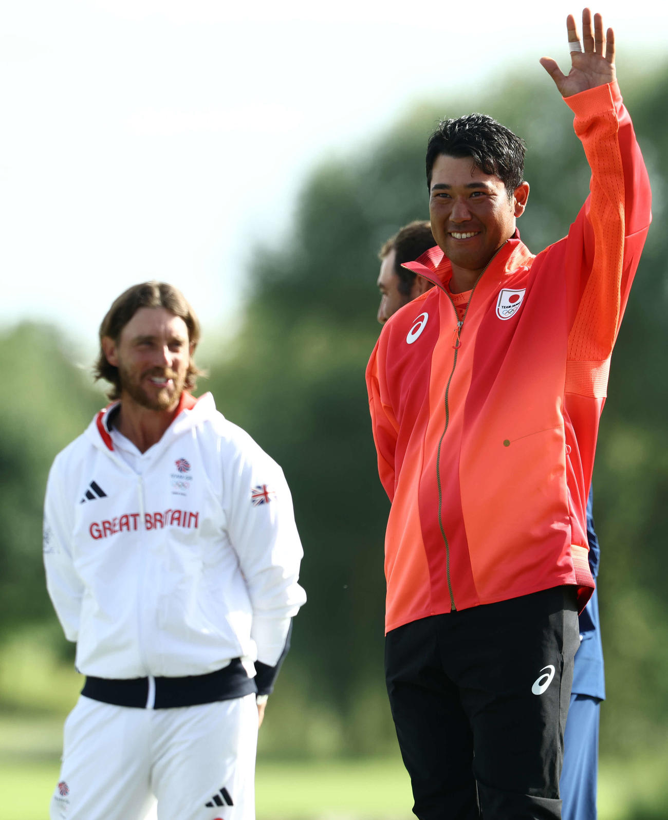 表彰式で笑顔を見せる松山（手前）。後方左は英国のトミー・フリートウッド（撮影・河田真司）