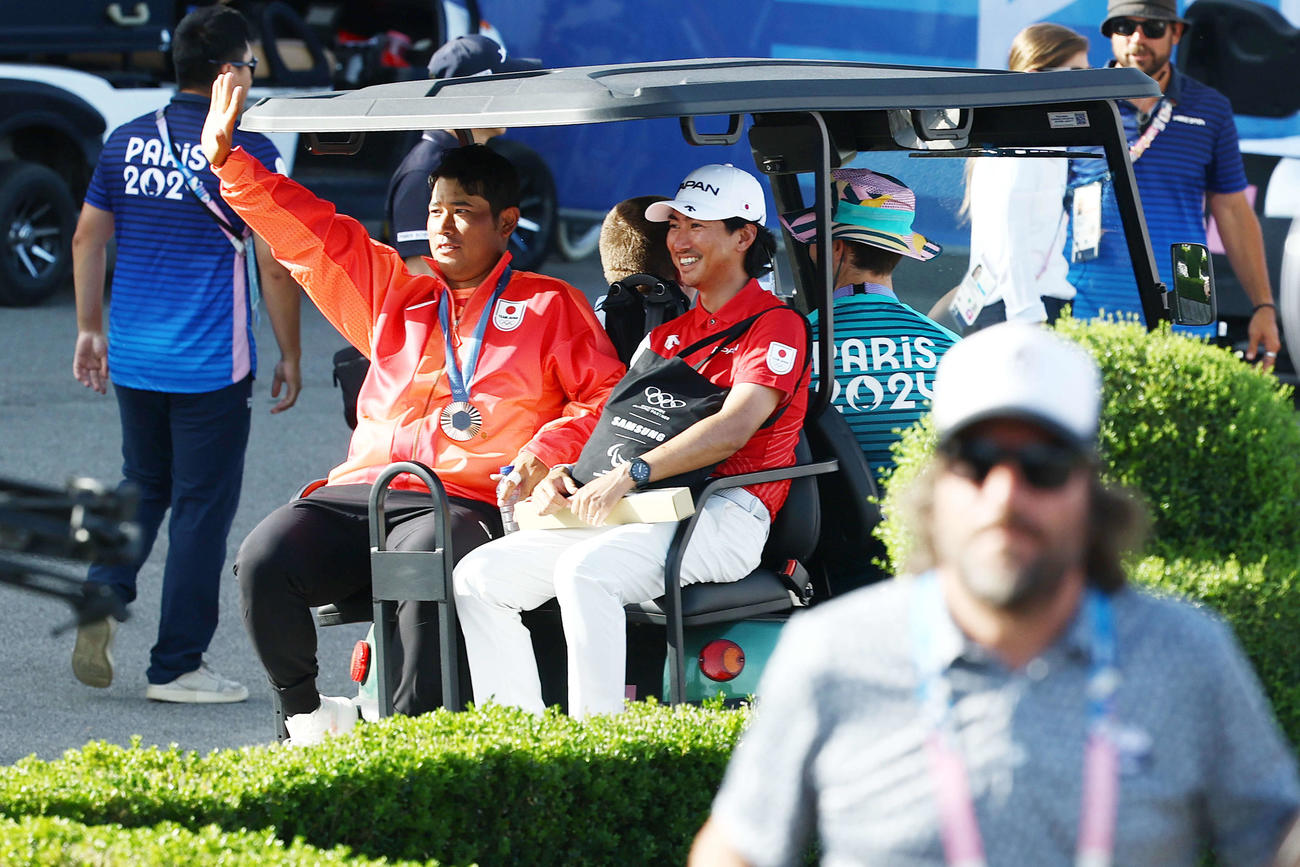 表彰式後、手を振りながら会見場に向かう松山（左）（撮影・河田真司）