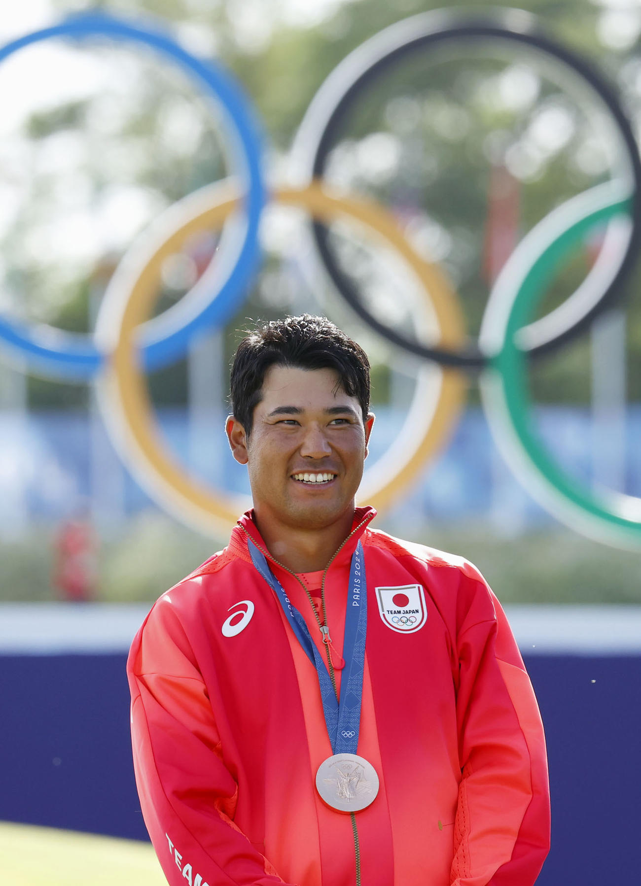 パリ五輪の男子ゴルフで銅メダルを獲得し笑顔の松山英樹（共同）